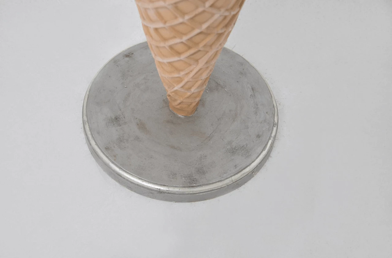 Statua a forma di gelato in resina, anni '60 1