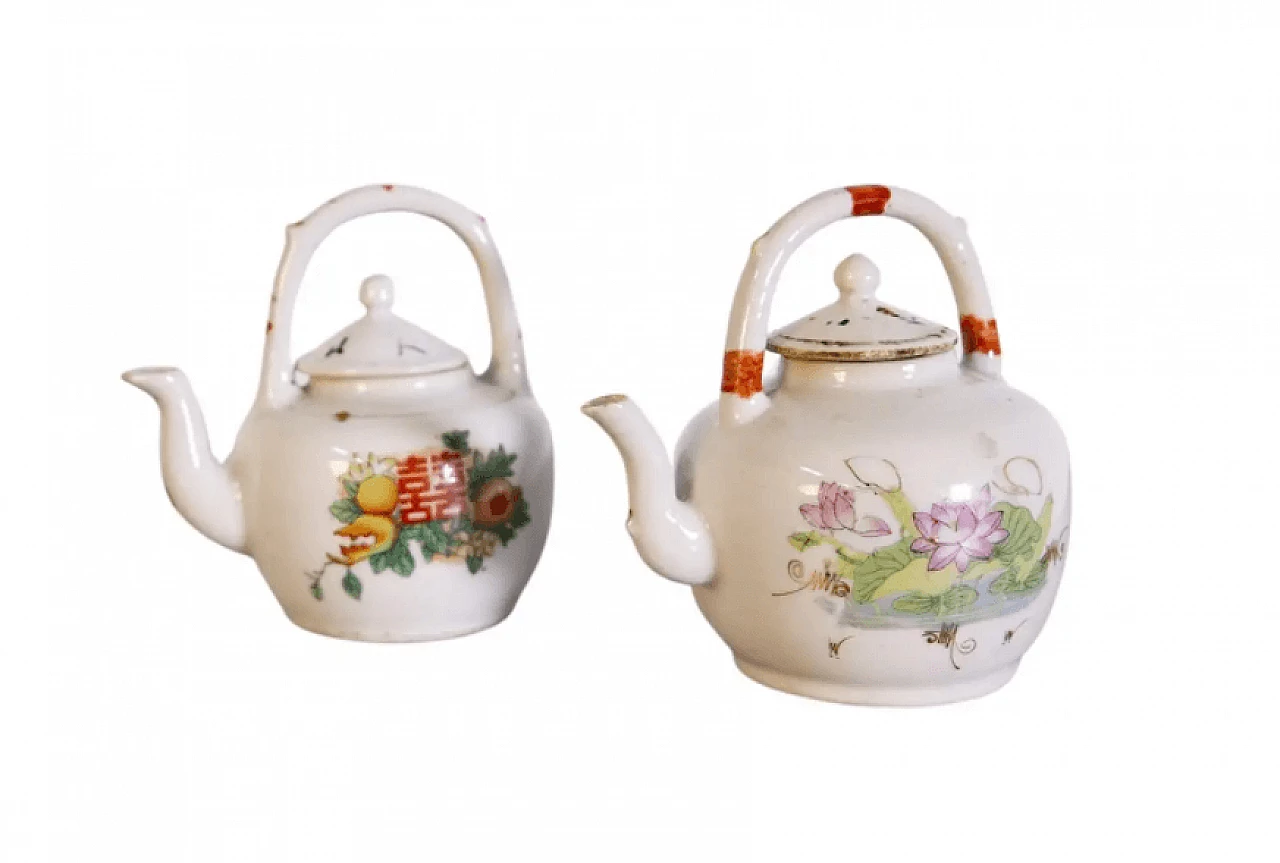 Pair of hand-painted Chinese ceramic teapots 1