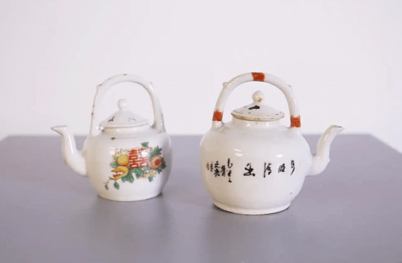 Pair of hand-painted Chinese ceramic teapots 2