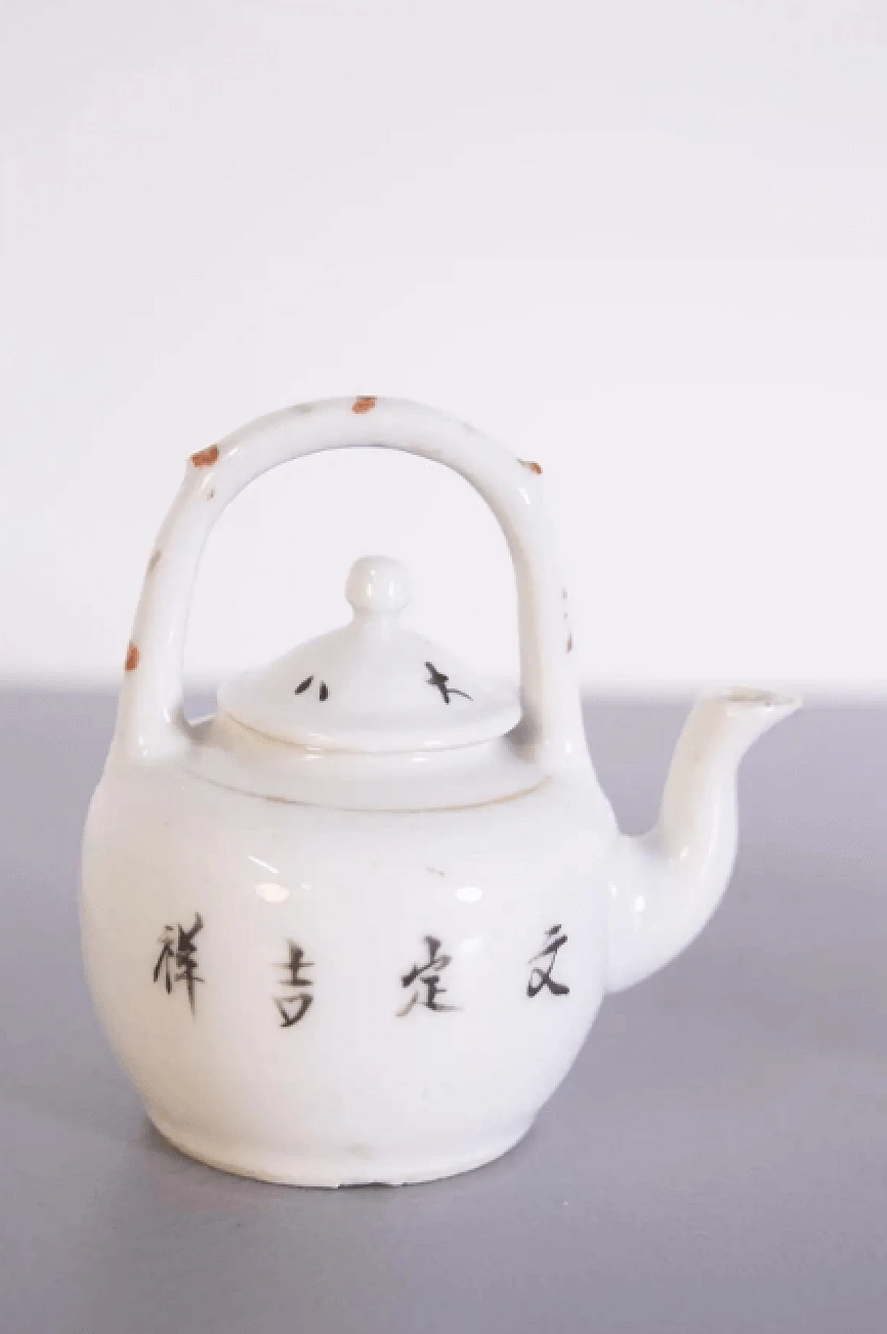 Pair of hand-painted Chinese ceramic teapots 3