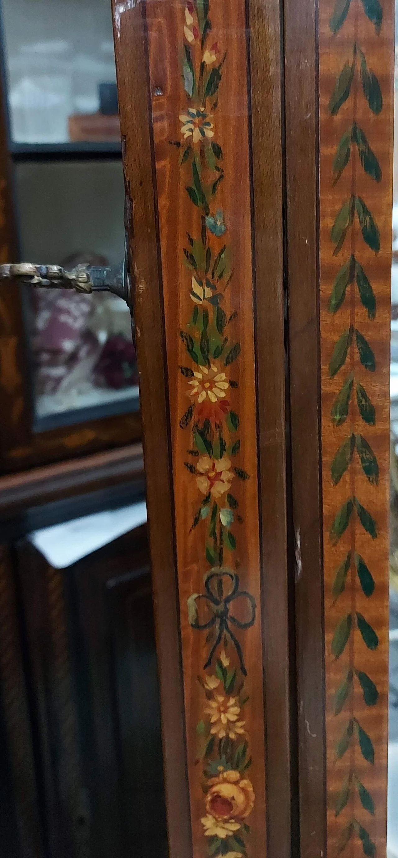 Specchio in acero decorato a motivi floreali di Maple&Co, fine '800 2