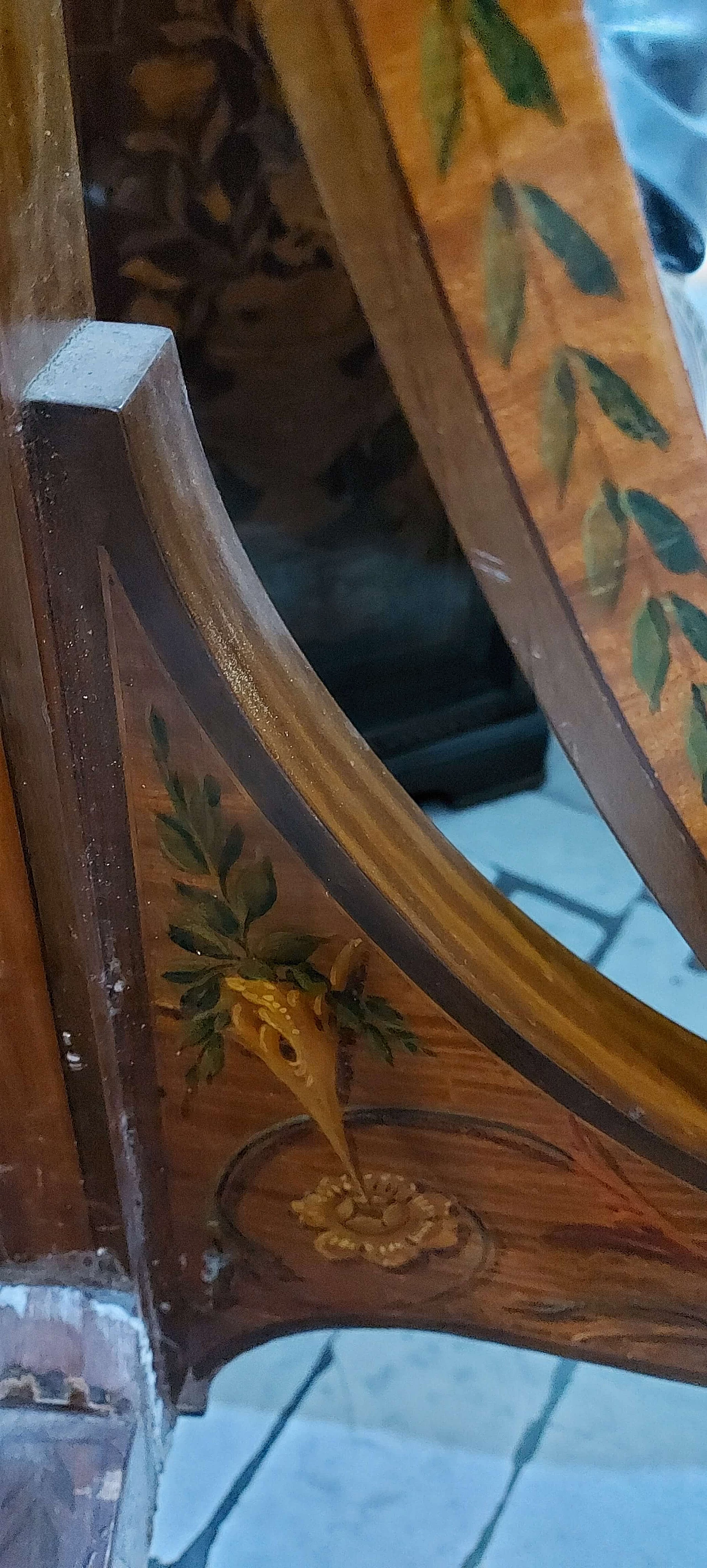 Specchio in acero decorato a motivi floreali di Maple&Co, fine '800 3