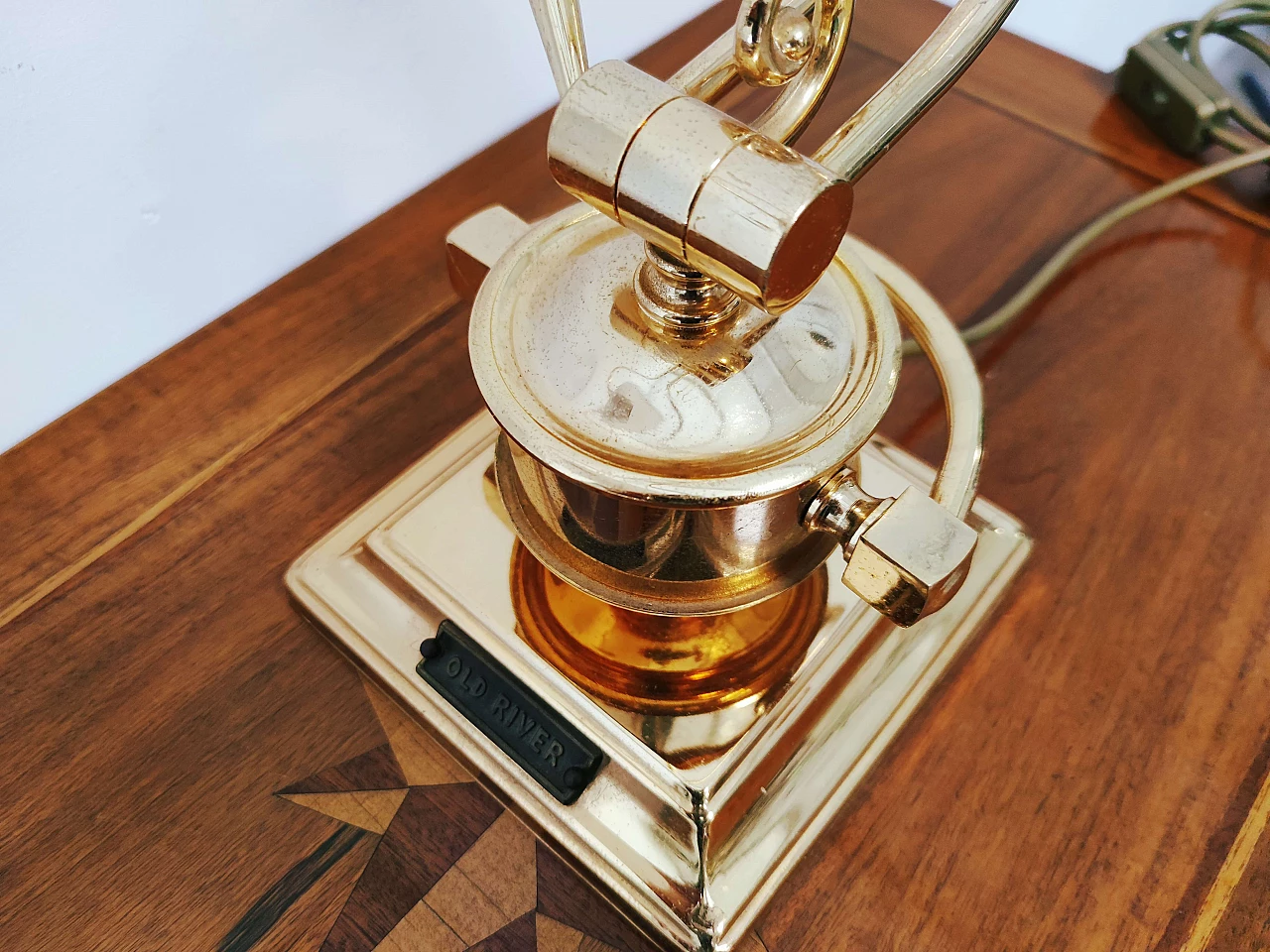 Lampada da scrivania bianca e oro, anni '80 8