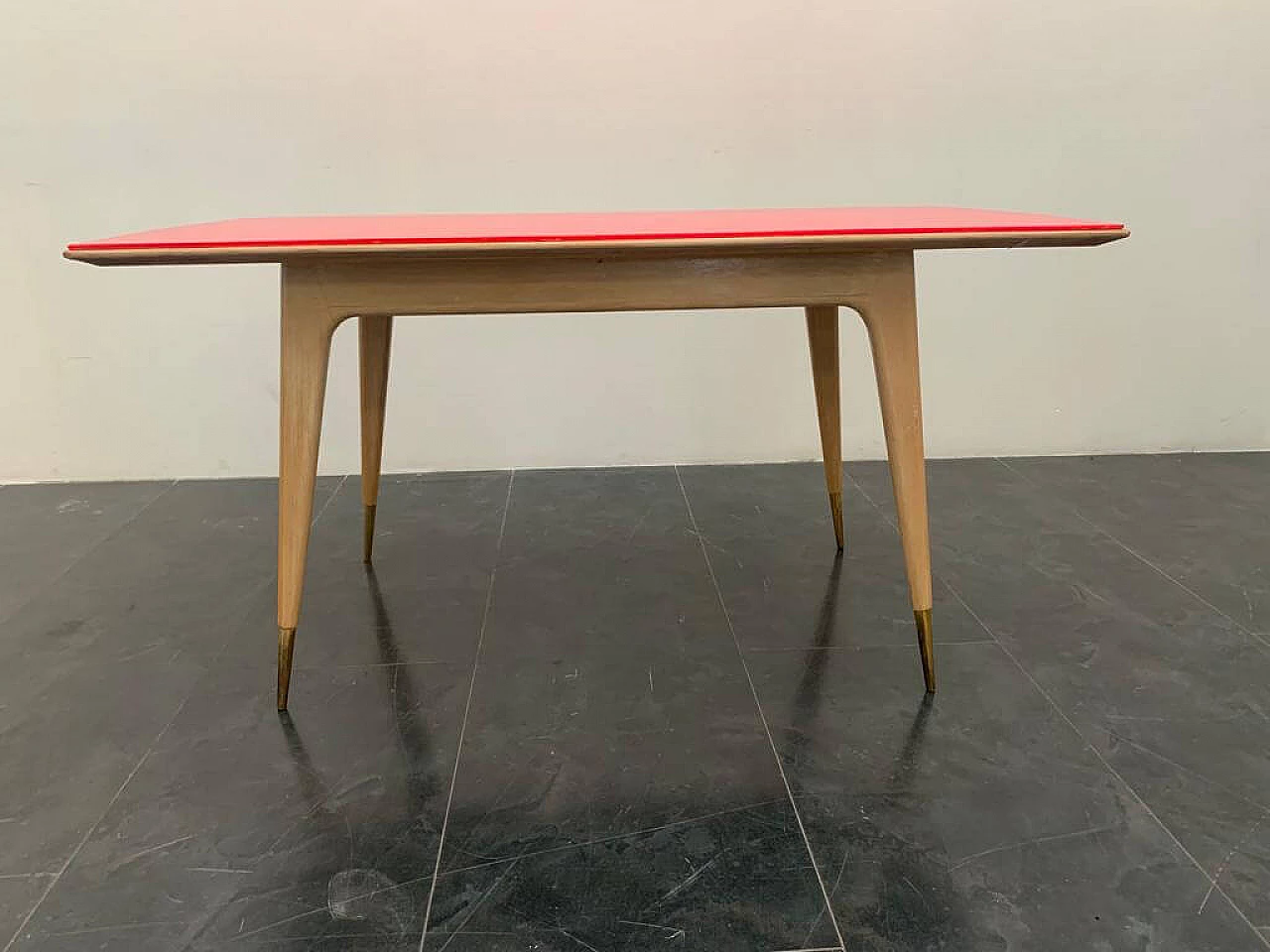 Maple table with round profiles and fuchsia top, 1950s 1
