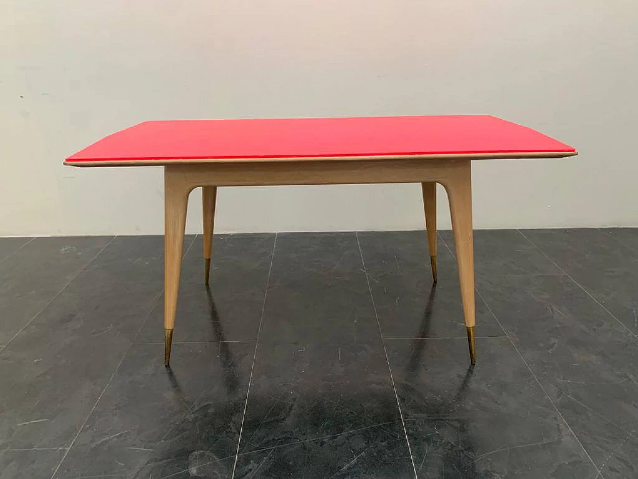 Maple table with round profiles and fuchsia top, 1950s 2