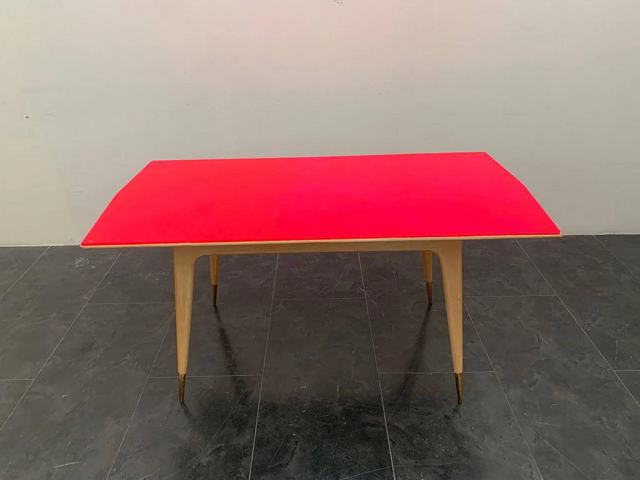 Maple table with round profiles and fuchsia top, 1950s 3