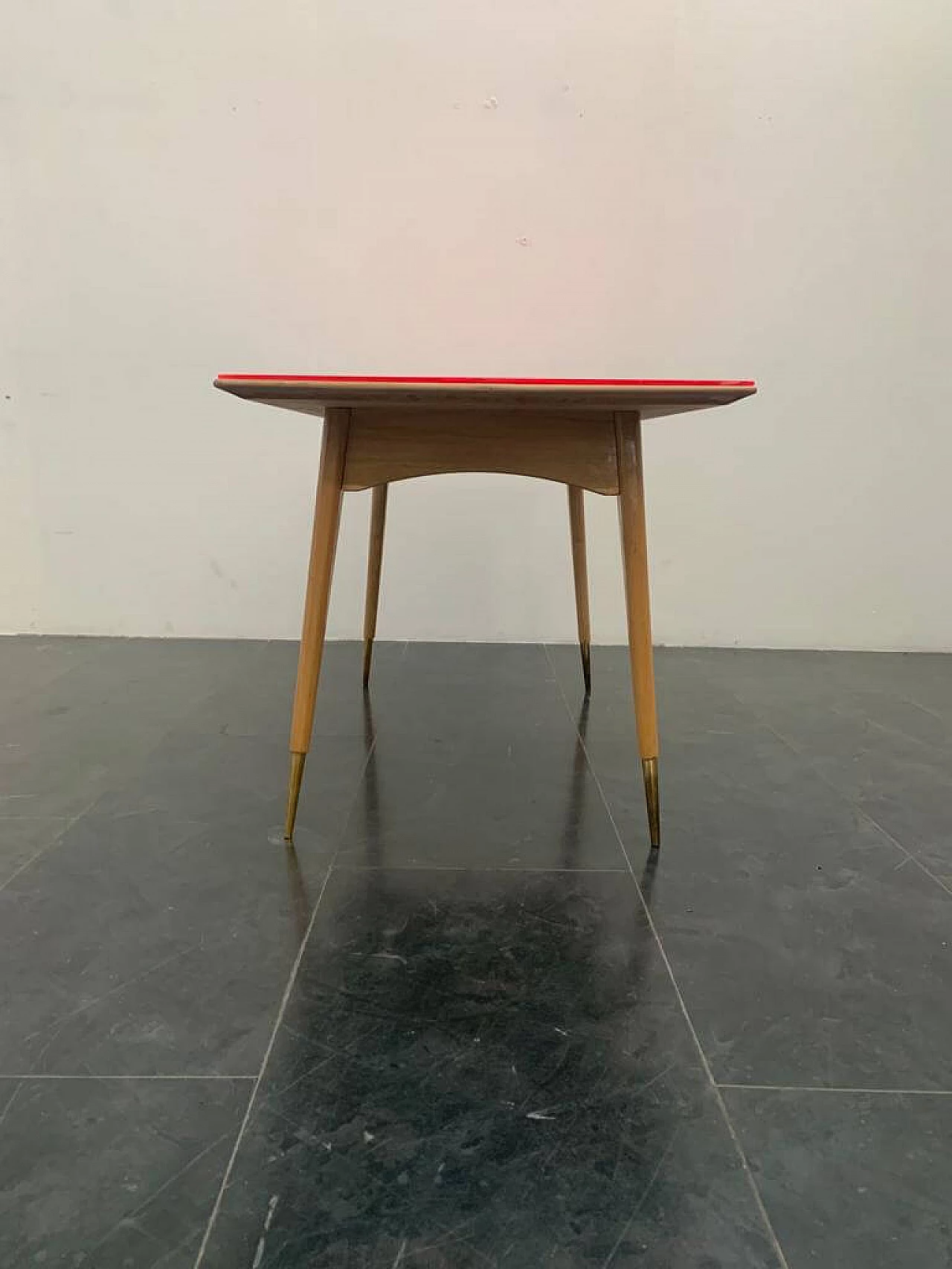 Maple table with round profiles and fuchsia top, 1950s 4