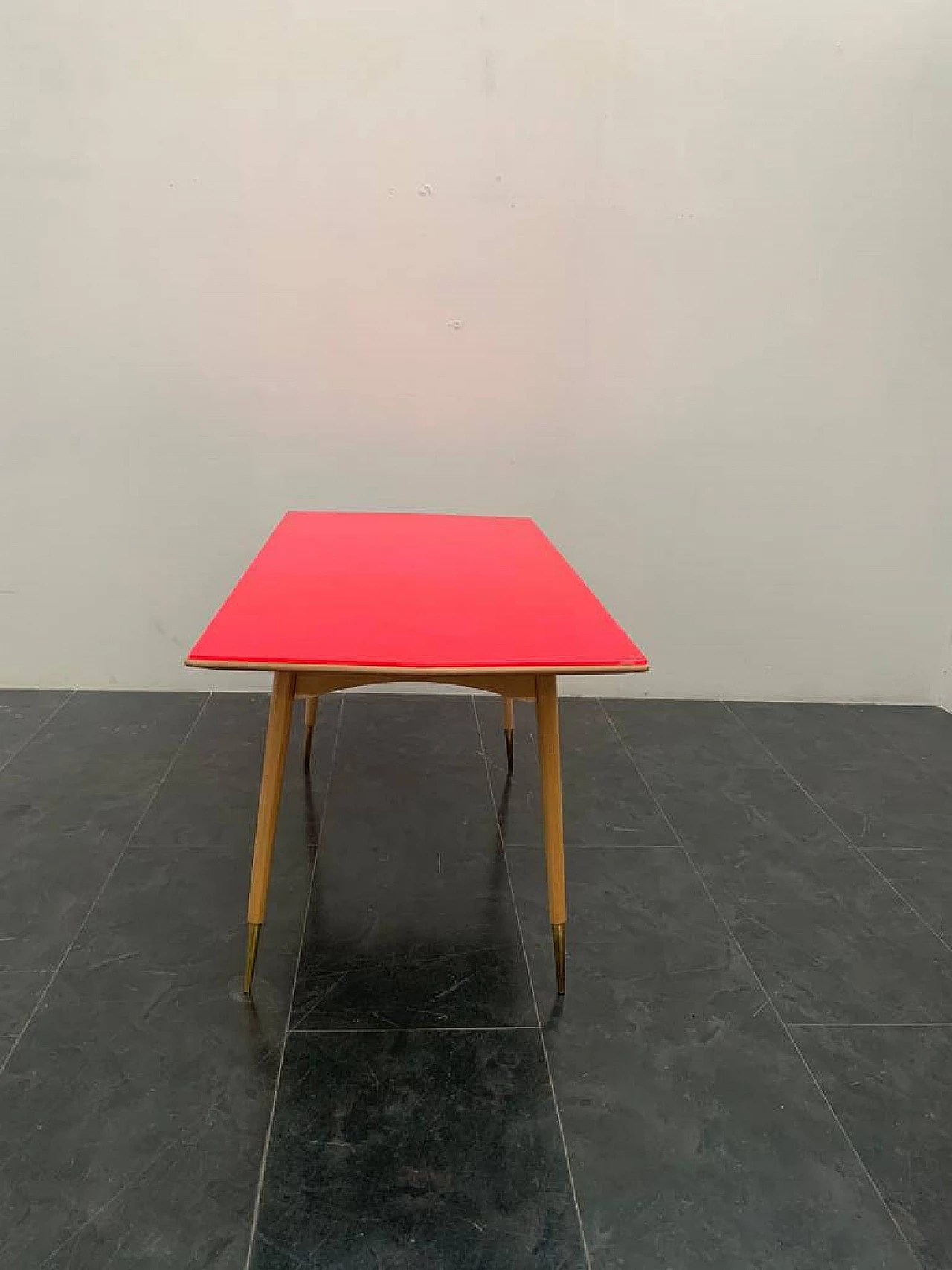 Maple table with round profiles and fuchsia top, 1950s 5