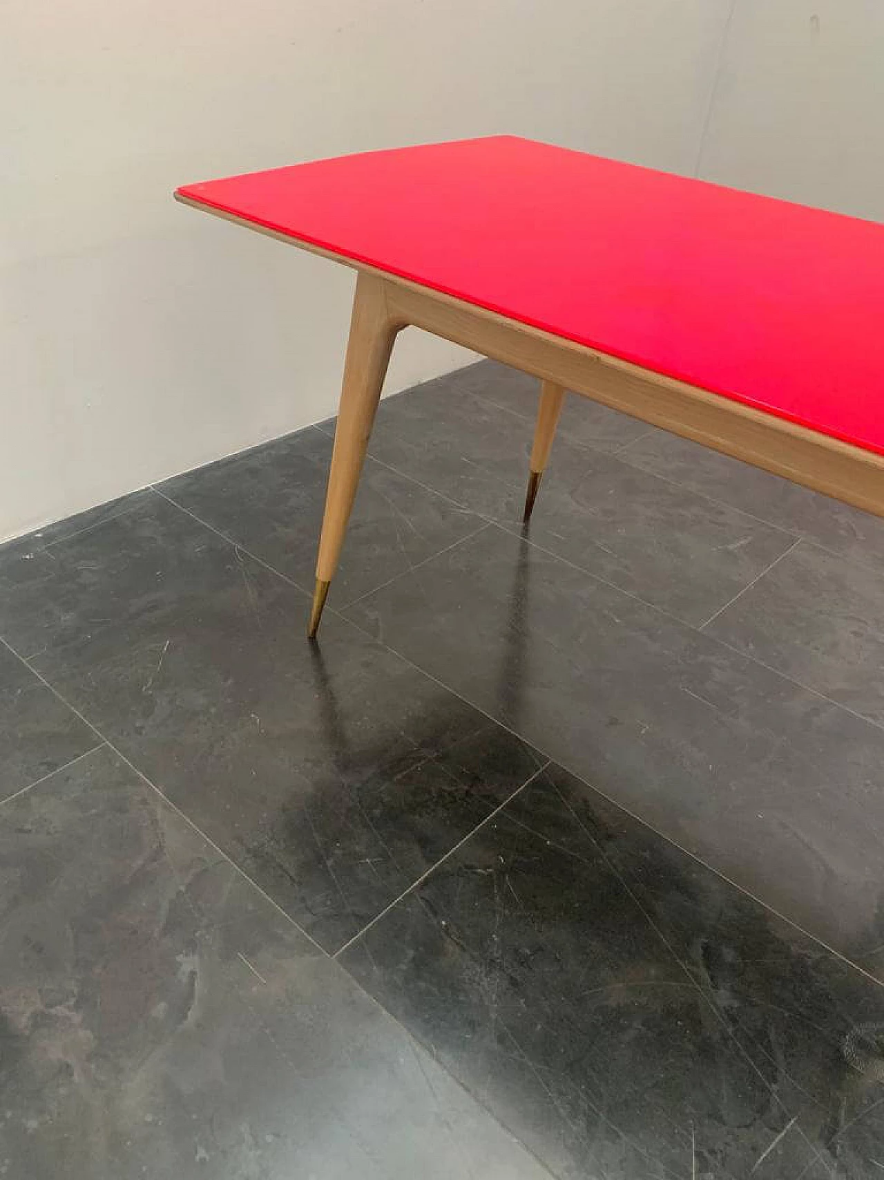 Maple table with round profiles and fuchsia top, 1950s 8