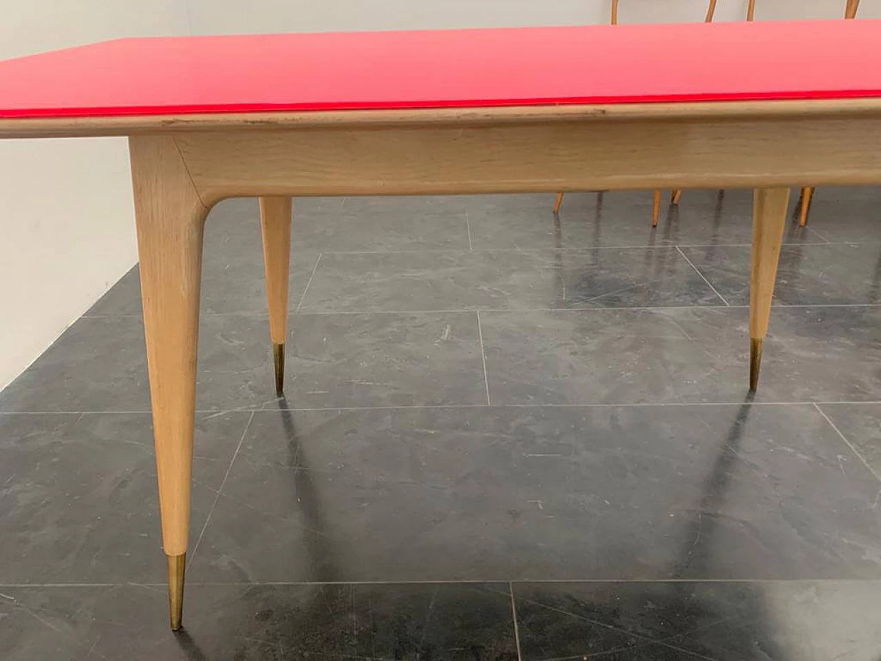 Maple table with round profiles and fuchsia top, 1950s 9
