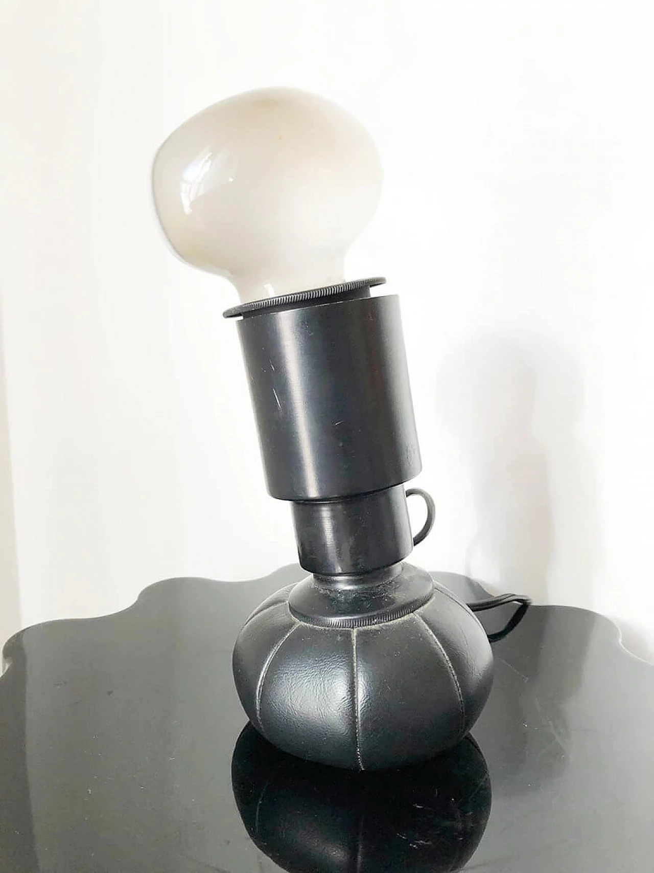 G600 table lamp in lacquered metal and leather by Gino Sarfatti for Arteluce, 80s 1