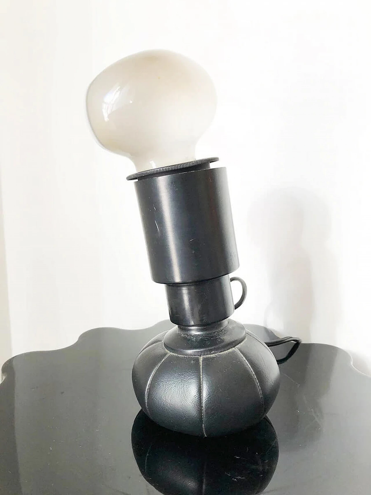 Lampada da tavolo G600 in metallo laccato e pelle di Gino Sarfatti per Arteluce, anni '80 1