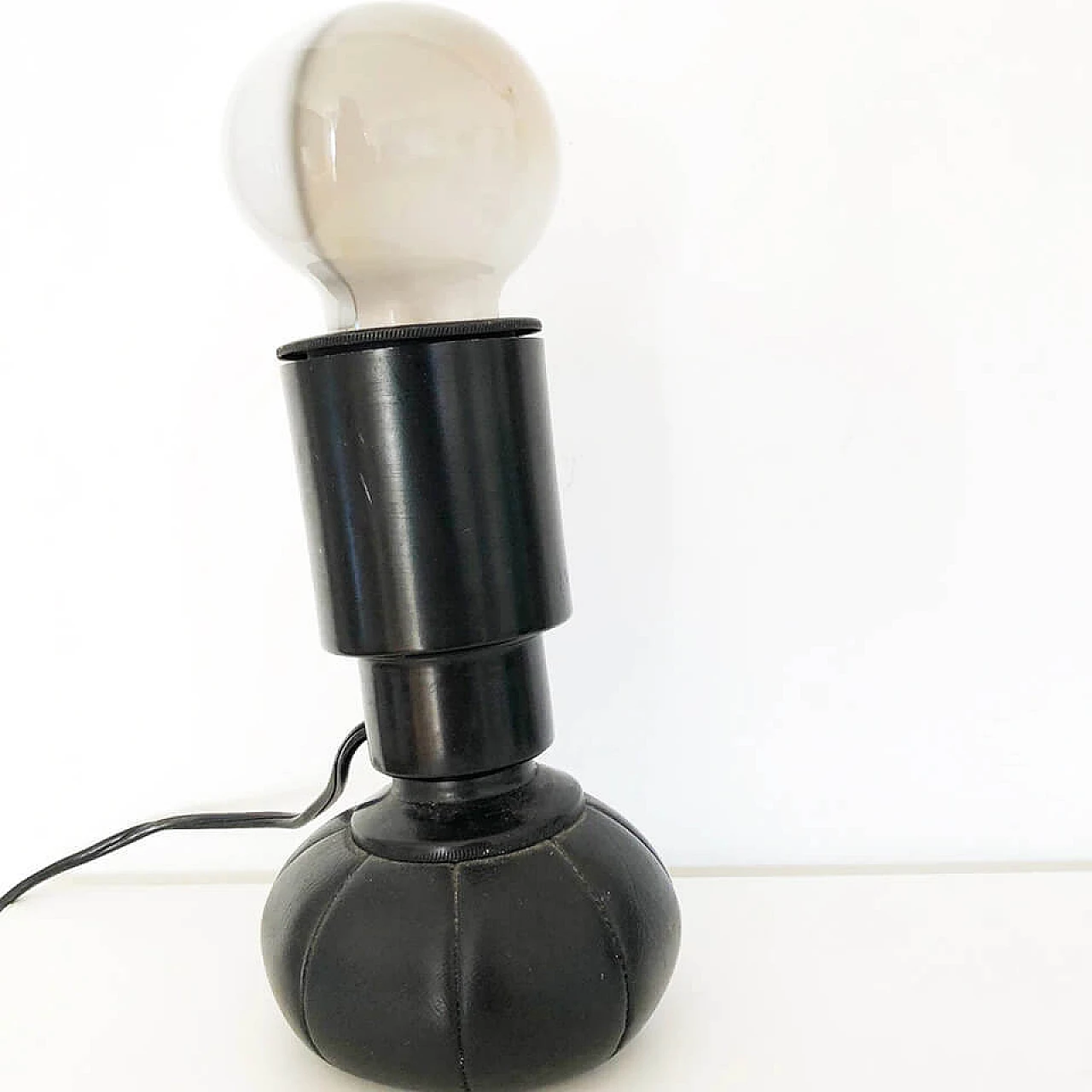 G600 table lamp in lacquered metal and leather by Gino Sarfatti for Arteluce, 80s 2