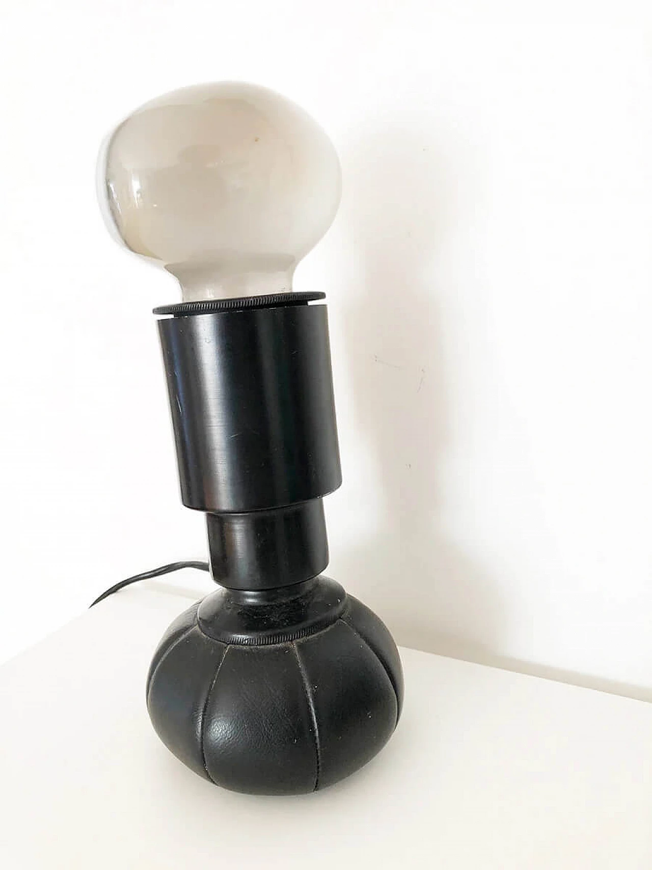 G600 table lamp in lacquered metal and leather by Gino Sarfatti for Arteluce, 80s 3