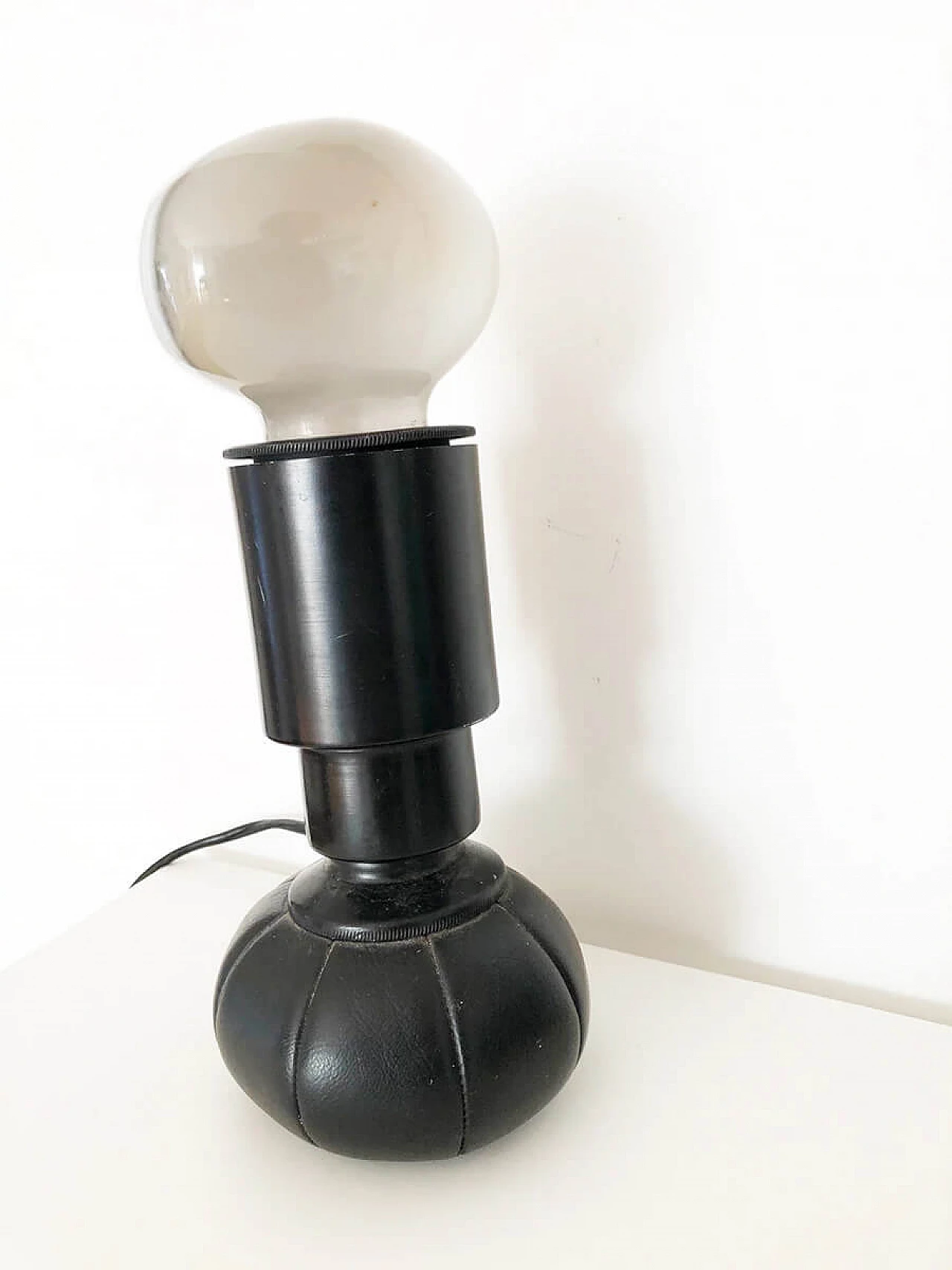 Lampada da tavolo G600 in metallo laccato e pelle di Gino Sarfatti per Arteluce, anni '80 3