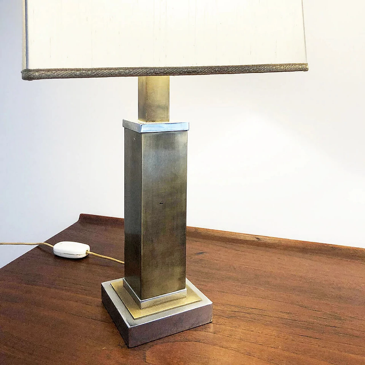 Coppia di lampade da tavolo in acciaio e ottone attribuibili a Romeo Rega, anni '70 2