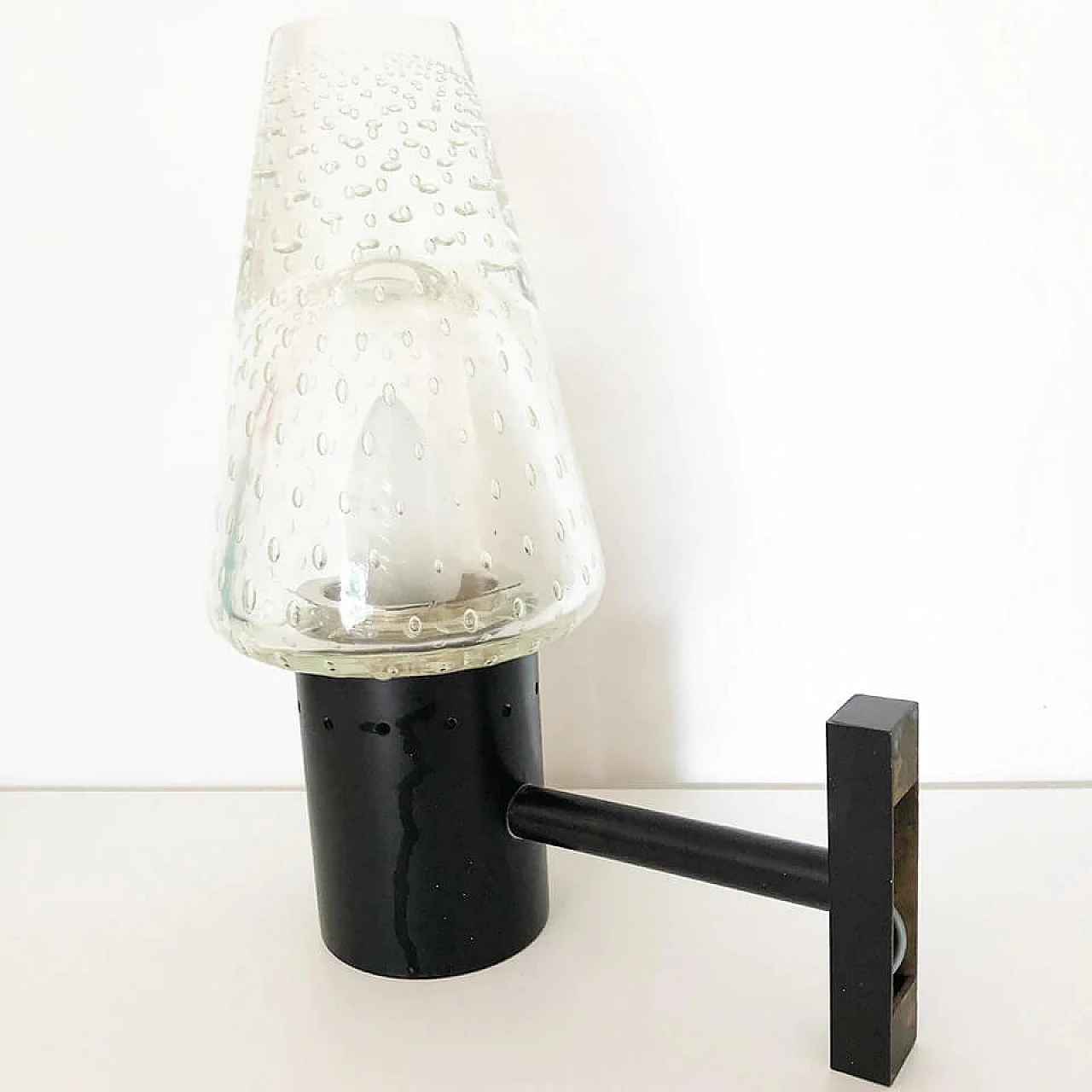 Wall lamp in Sommerso Murano glass and painted metal, 60s 2