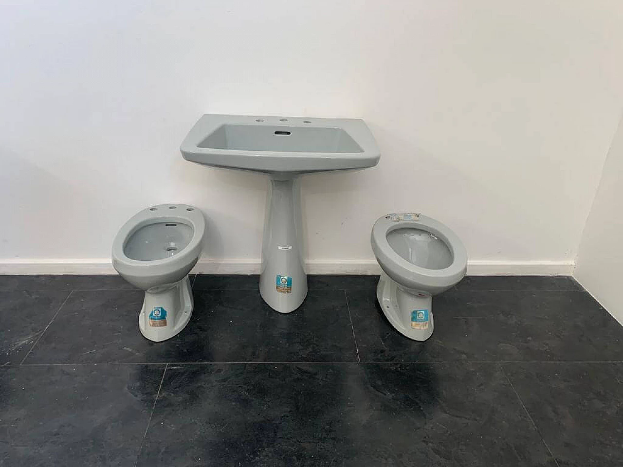 Lavabo, bidet e wc color grigio platino di Gio Ponti per Ideal Standard, anni '50 2