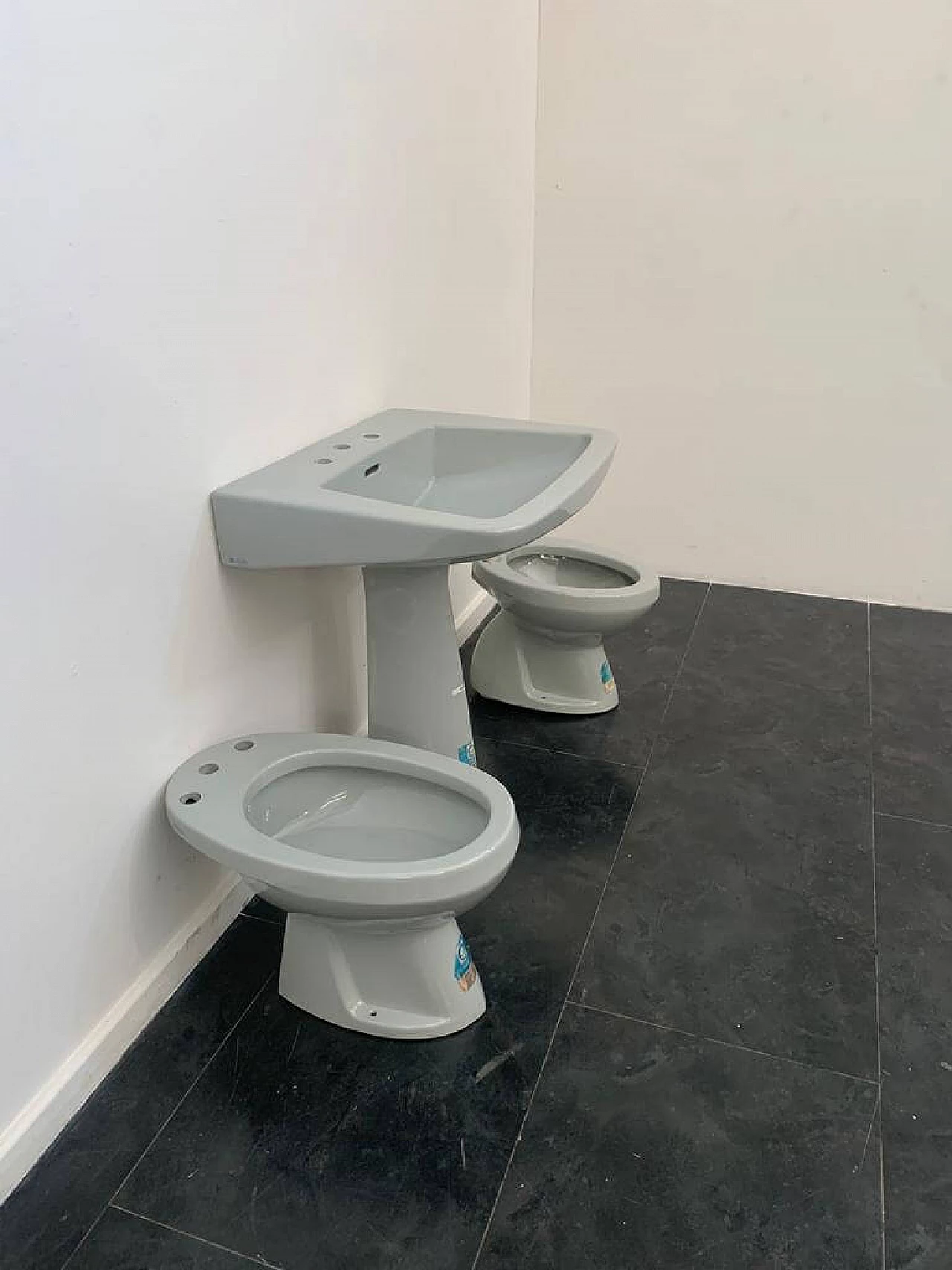 Lavabo, bidet e wc color grigio platino di Gio Ponti per Ideal Standard, anni '50 4