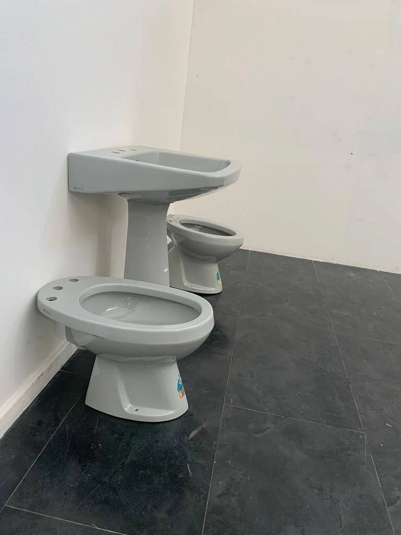 Lavabo, bidet e wc color grigio platino di Gio Ponti per Ideal Standard, anni '50 6