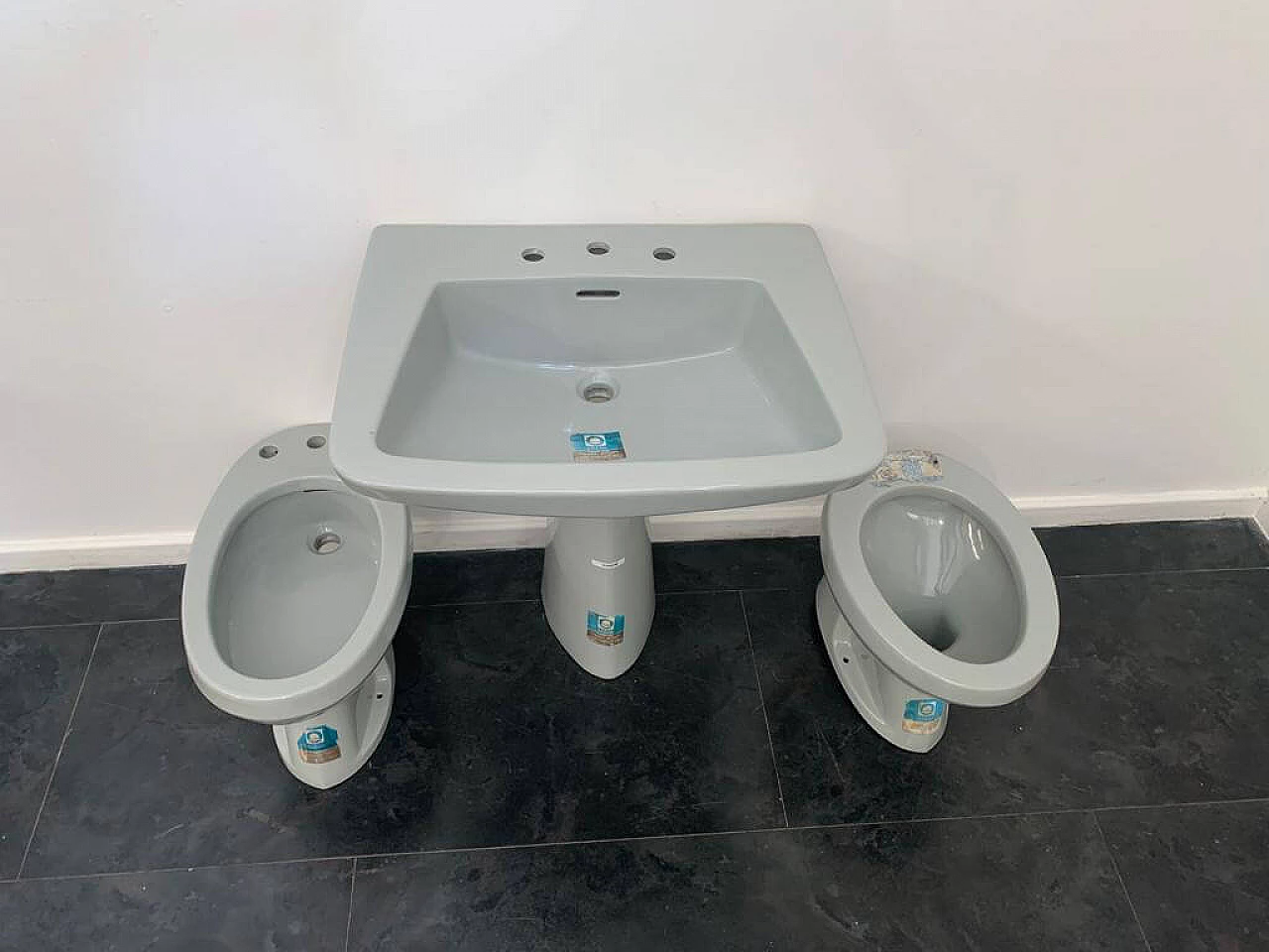 Lavabo, bidet e wc color grigio platino di Gio Ponti per Ideal Standard, anni '50 7