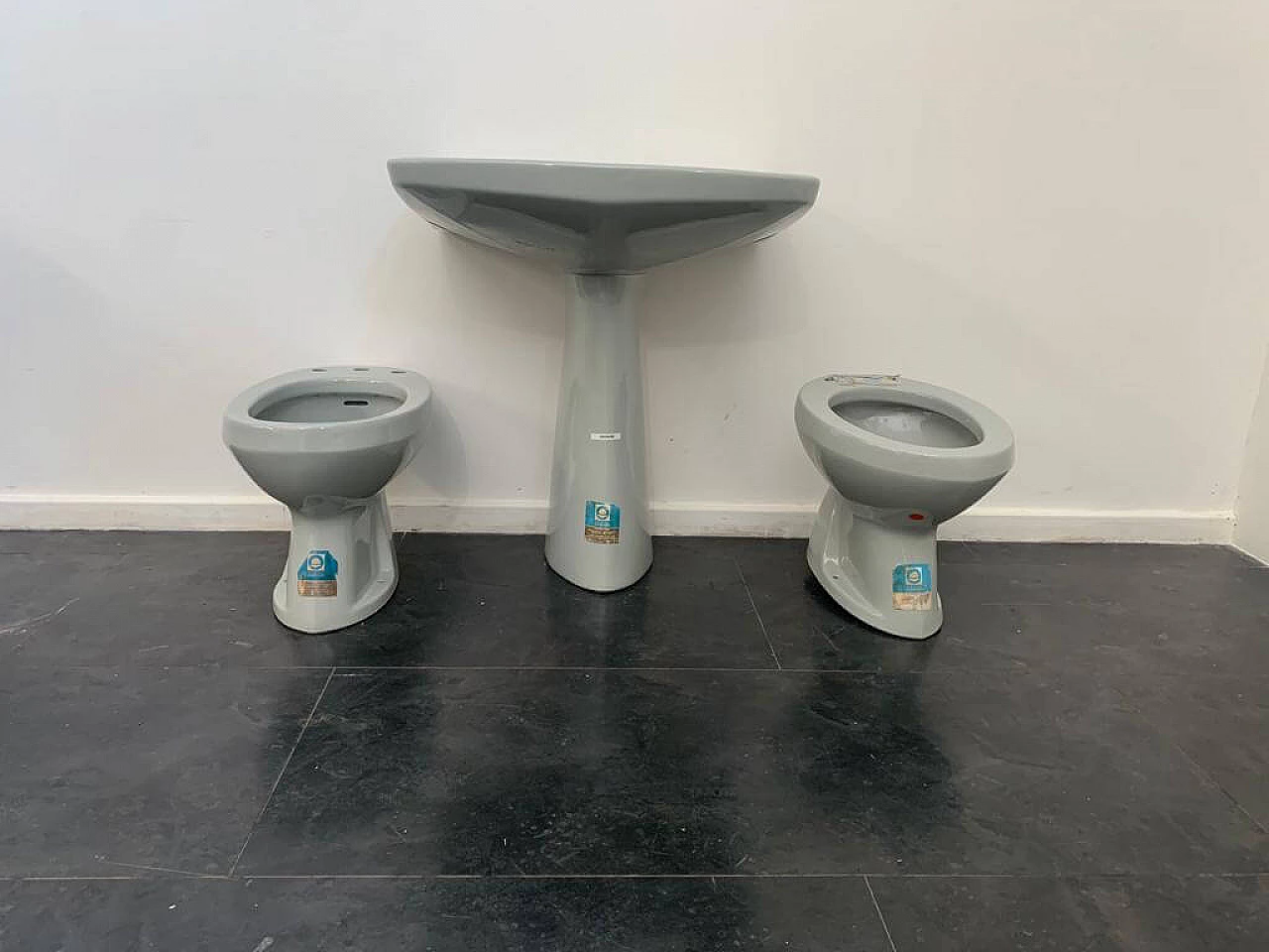 Lavabo, bidet e wc color grigio platino di Gio Ponti per Ideal Standard, anni '50 11