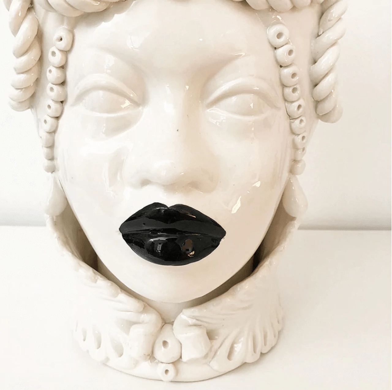 Caltagirone vase depicting a Moor's head 2
