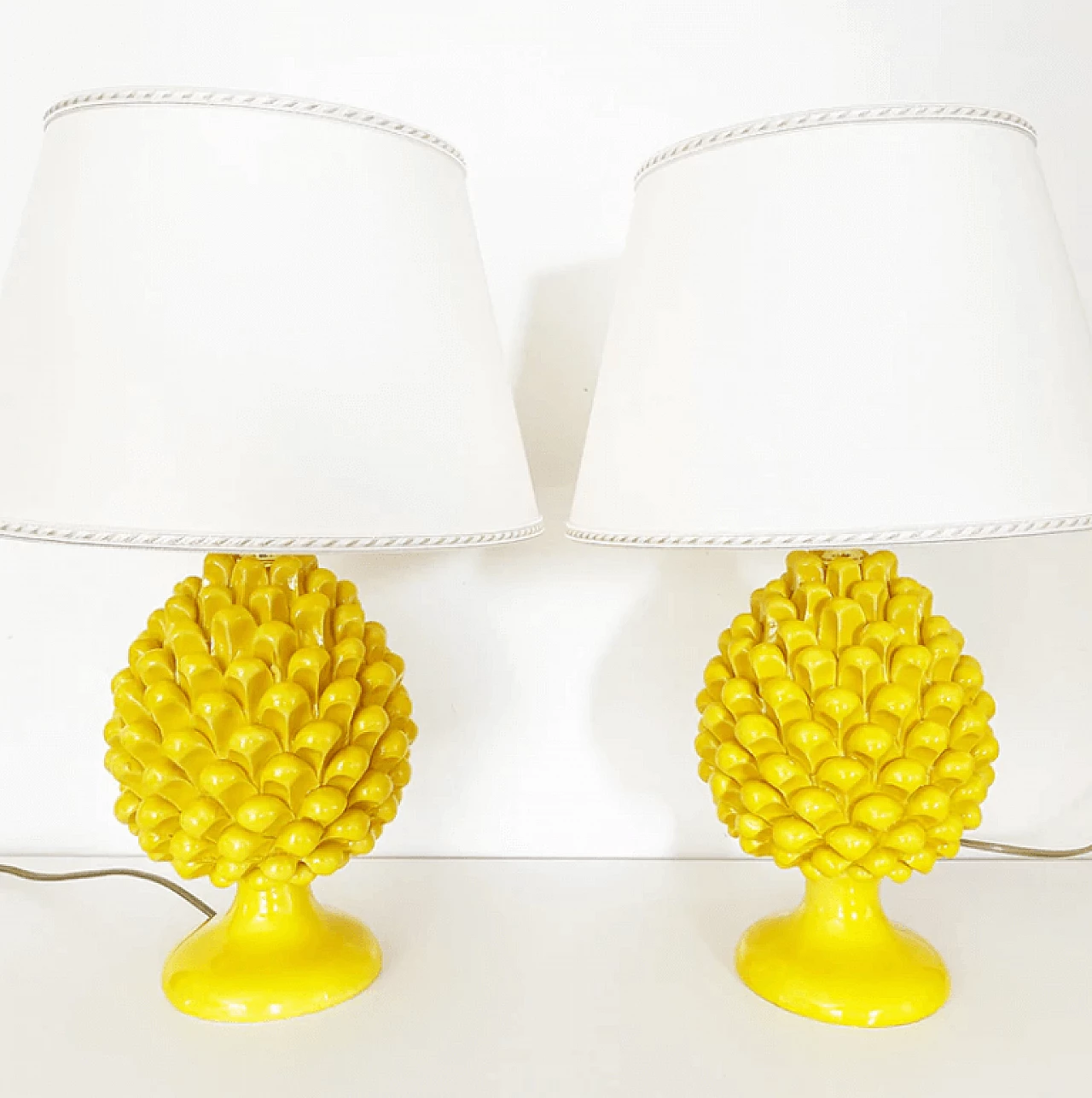 Coppia di lampade da tavola Caltagirone a forma di pigna gialla 1
