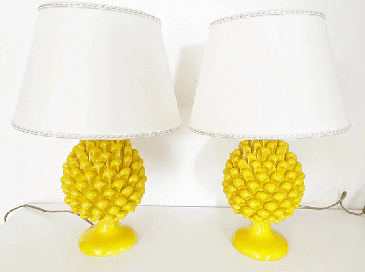 Coppia di lampade da tavola Caltagirone a forma di pigna gialla 2