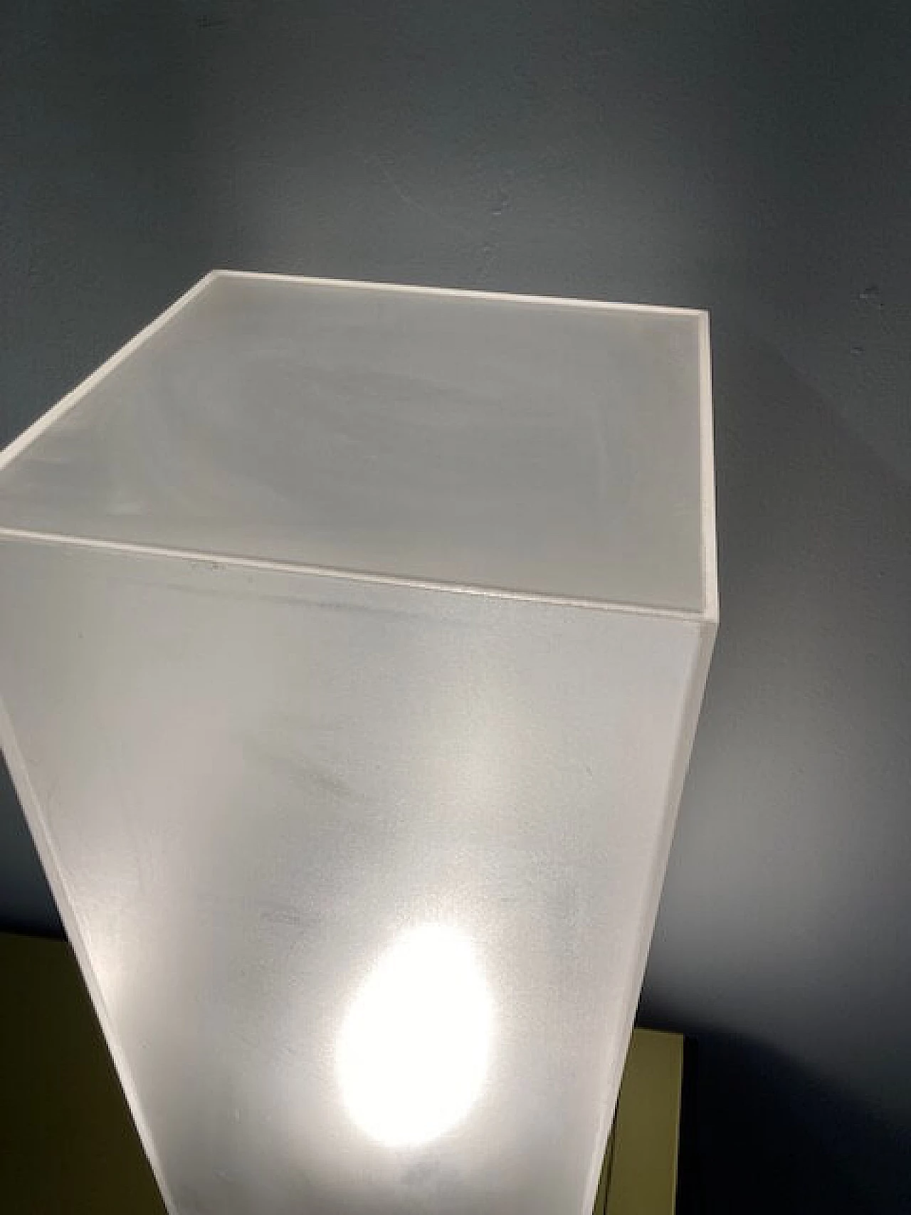 Lampada a cubo in plexiglass e base legno, anni '70 7