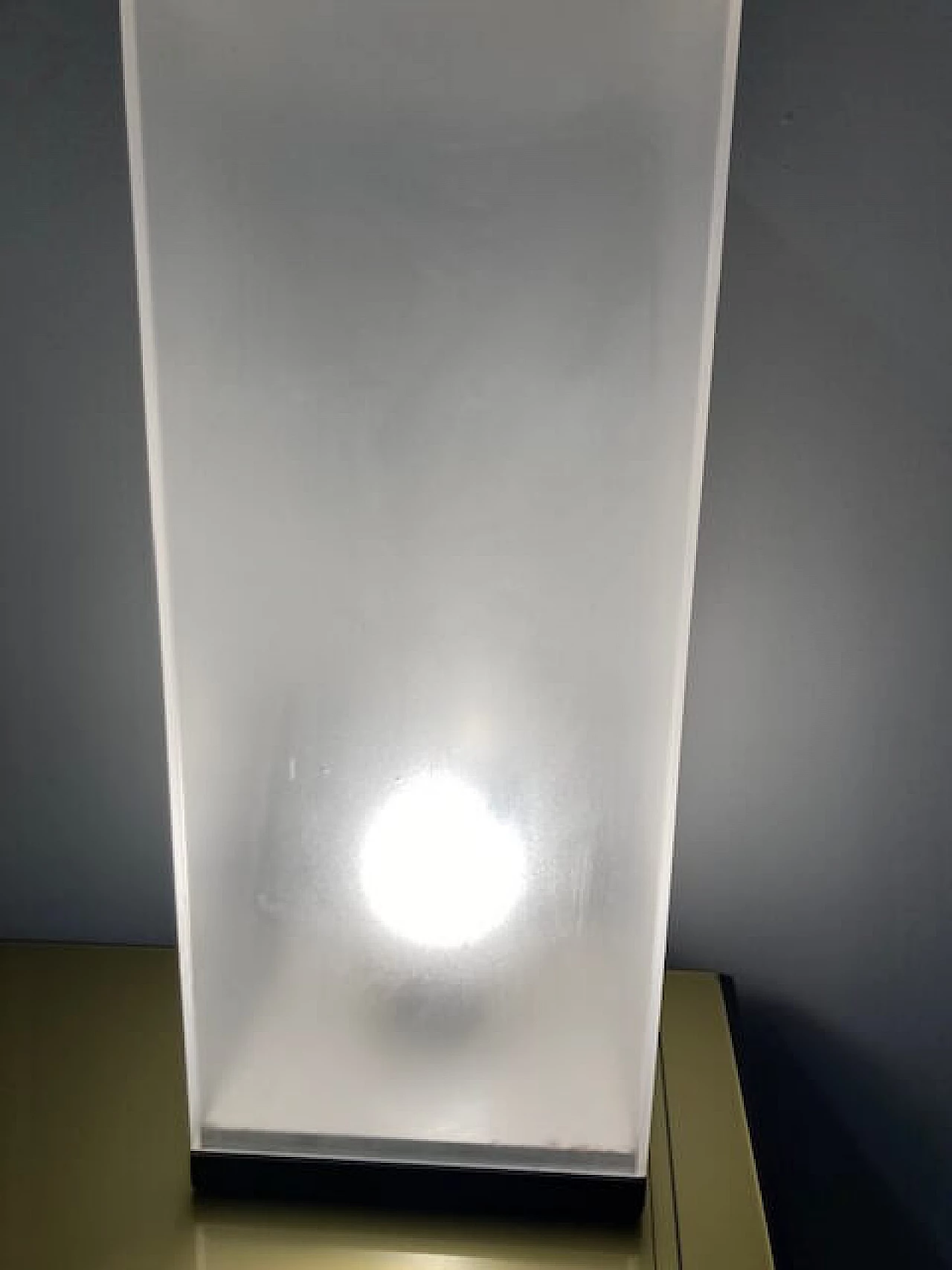 Lampada a cubo in plexiglass e base legno, anni '70 8