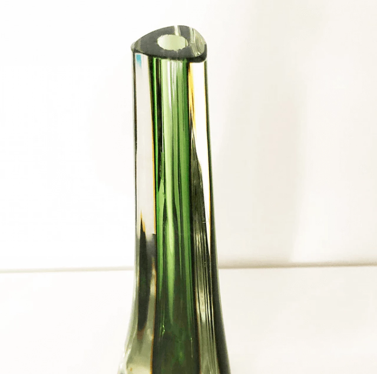Vaso monofiore in vetro di Murano verde, anni '60 3