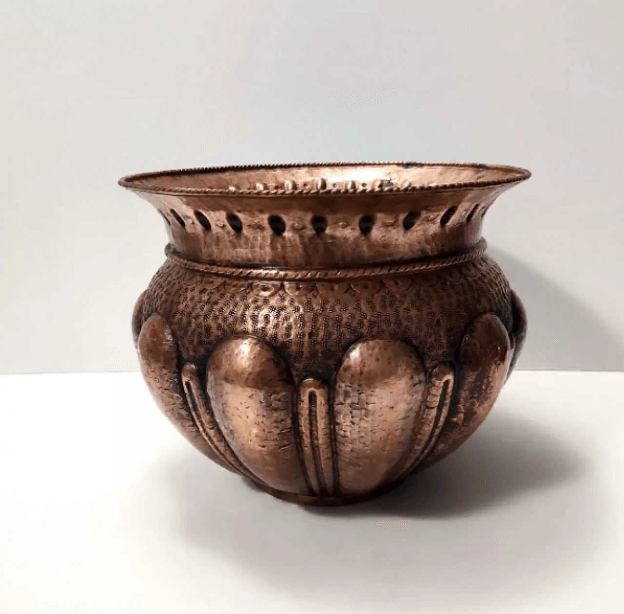 Cachepot in rame sbalzato di Egidio Casagrande, anni '50 3