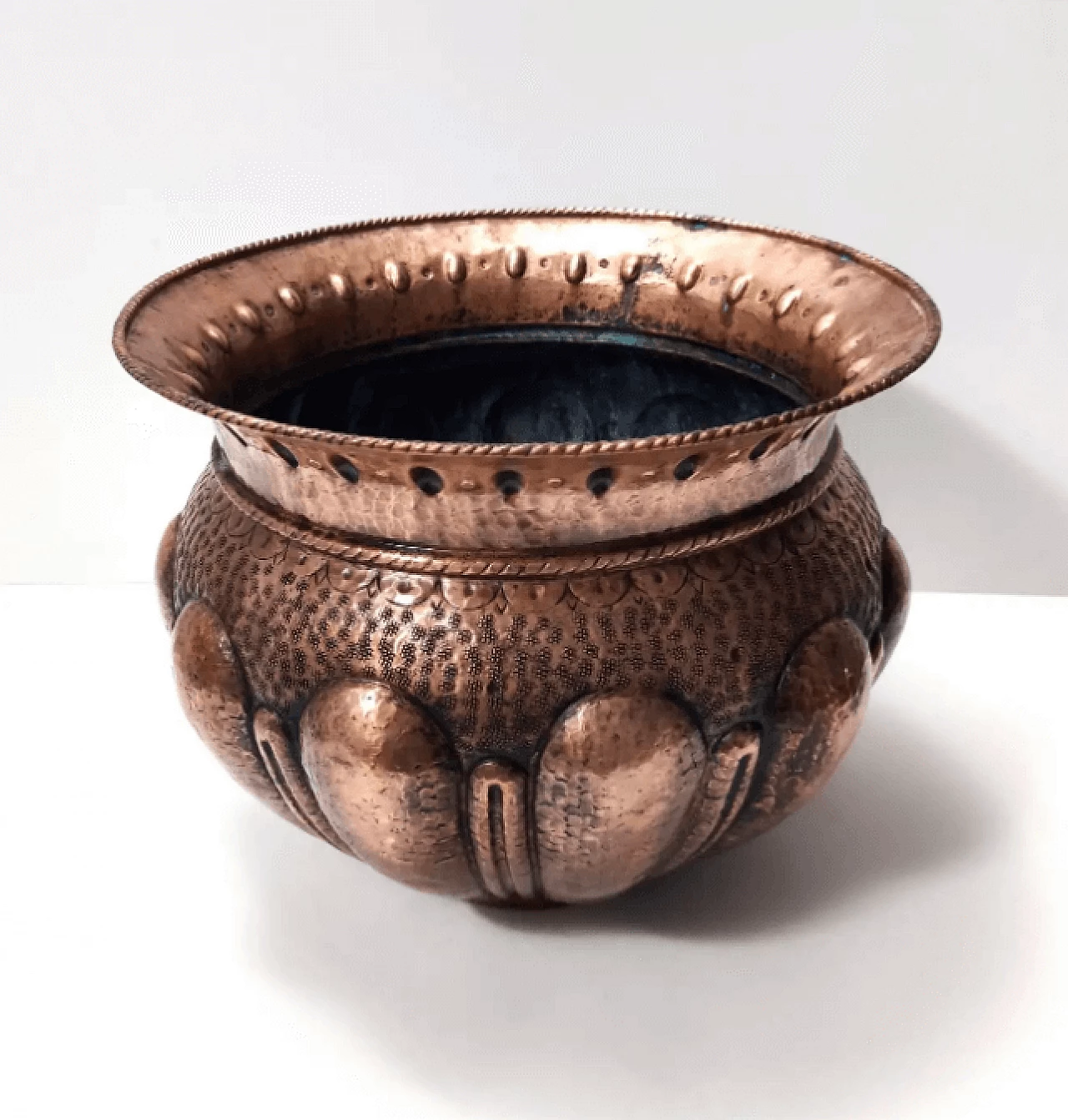 Cachepot in rame sbalzato di Egidio Casagrande, anni '50 4