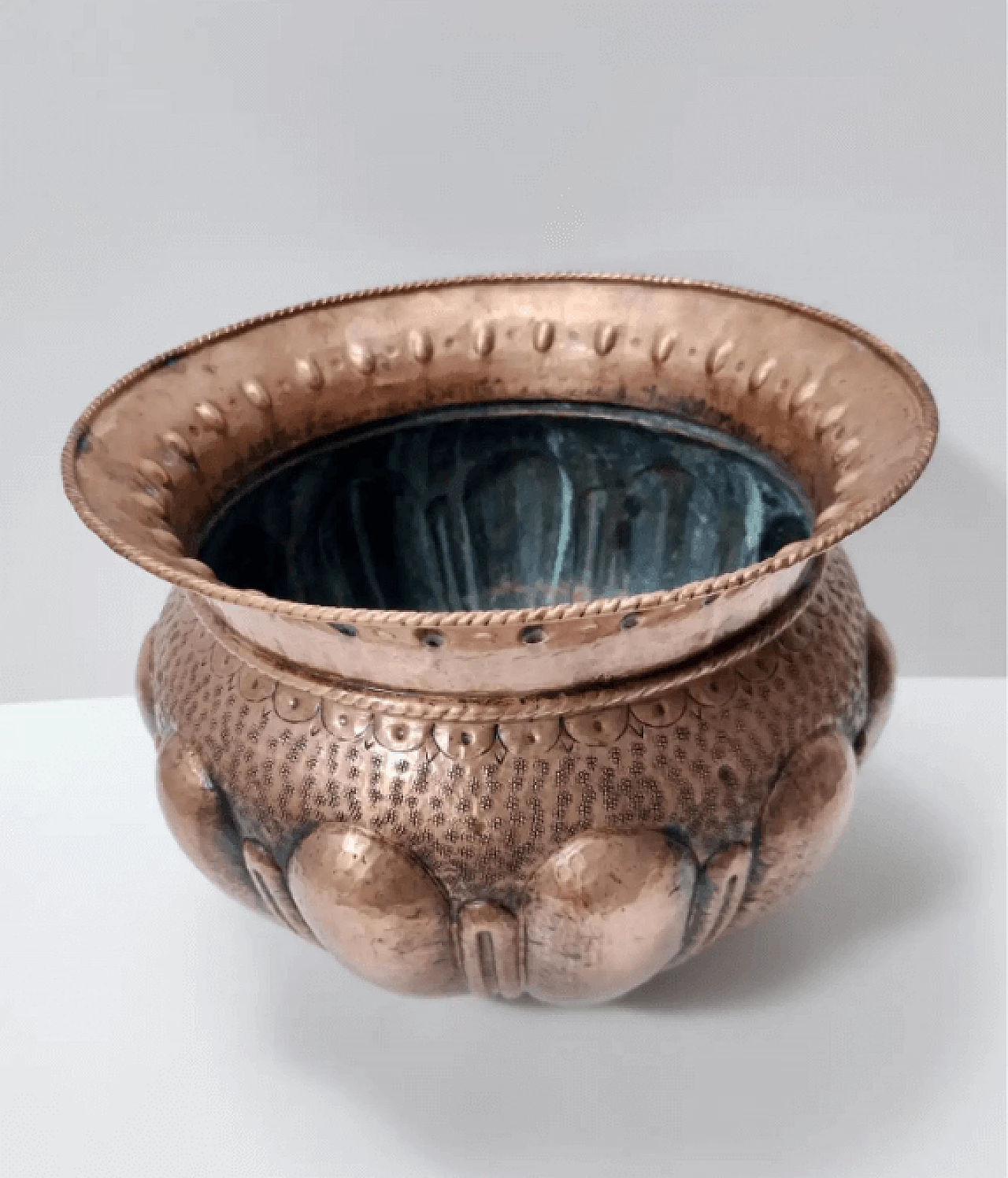 Cachepot in rame sbalzato di Egidio Casagrande, anni '50 6