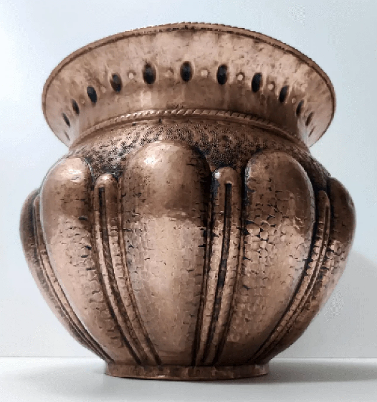 Cachepot in rame sbalzato di Egidio Casagrande, anni '50 7