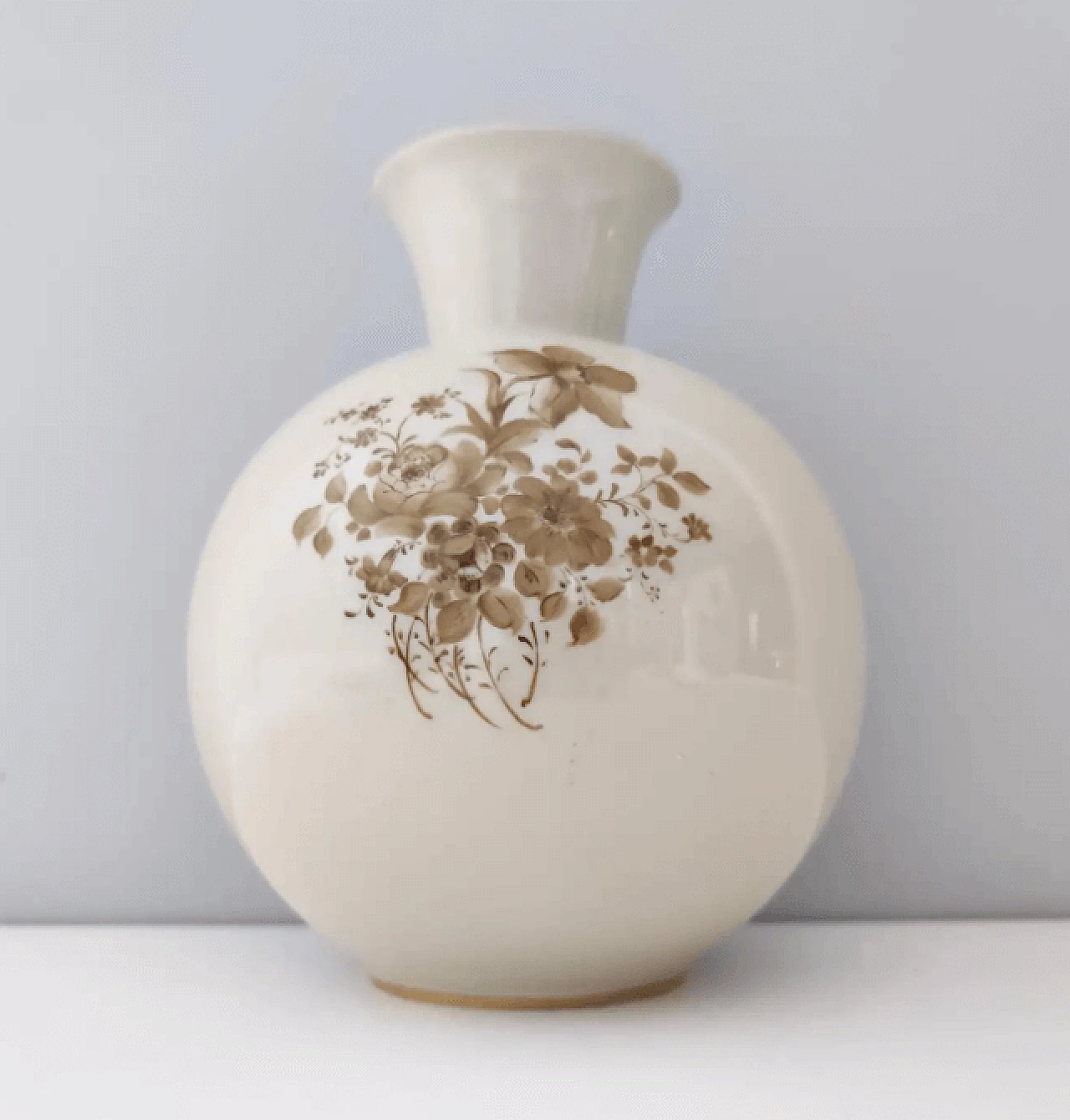 Vaso in ceramica avorio con dettagli floreali di Rosenthal, anni '40 5