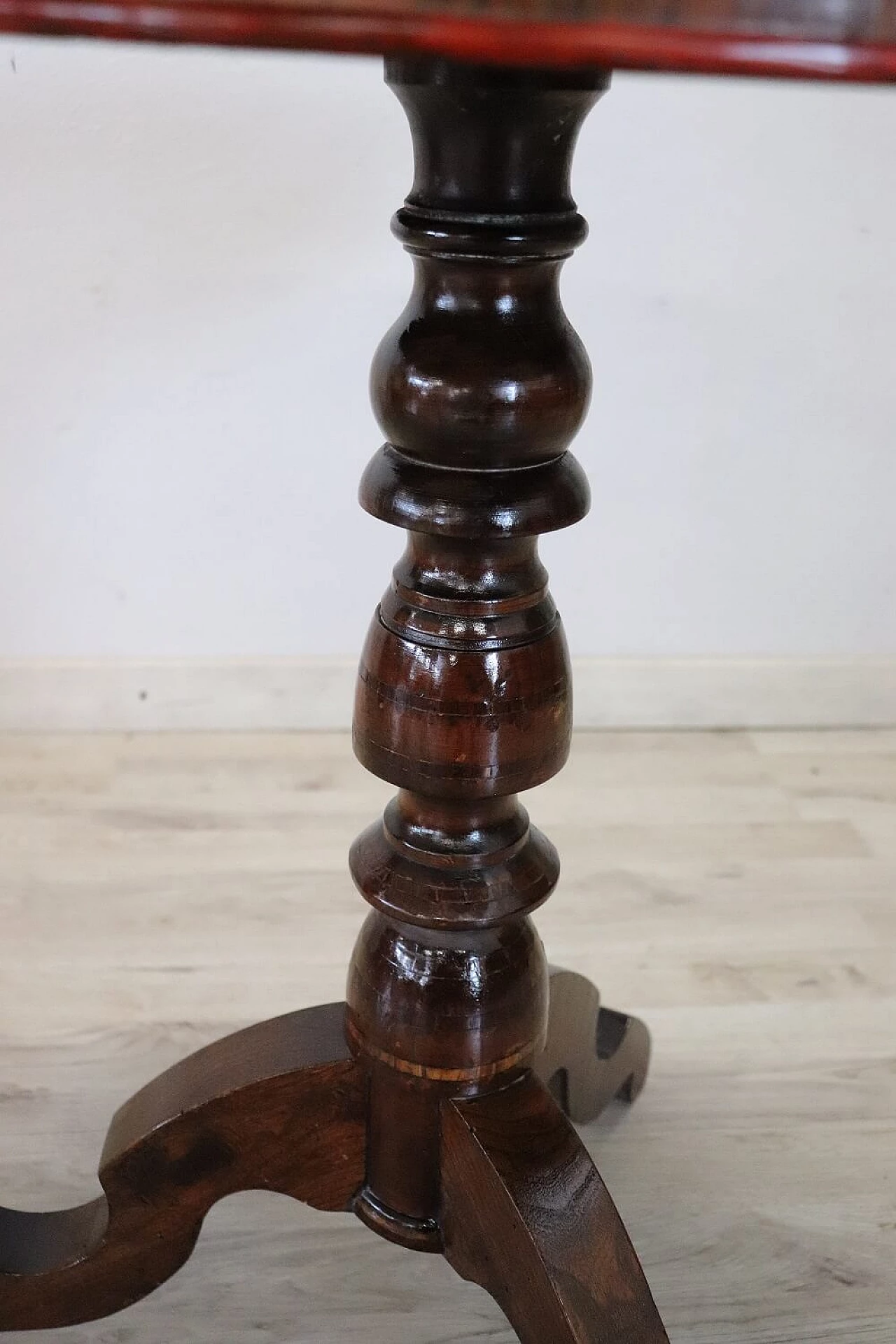 Finely inlaid walnut coffee table, 19th century 4