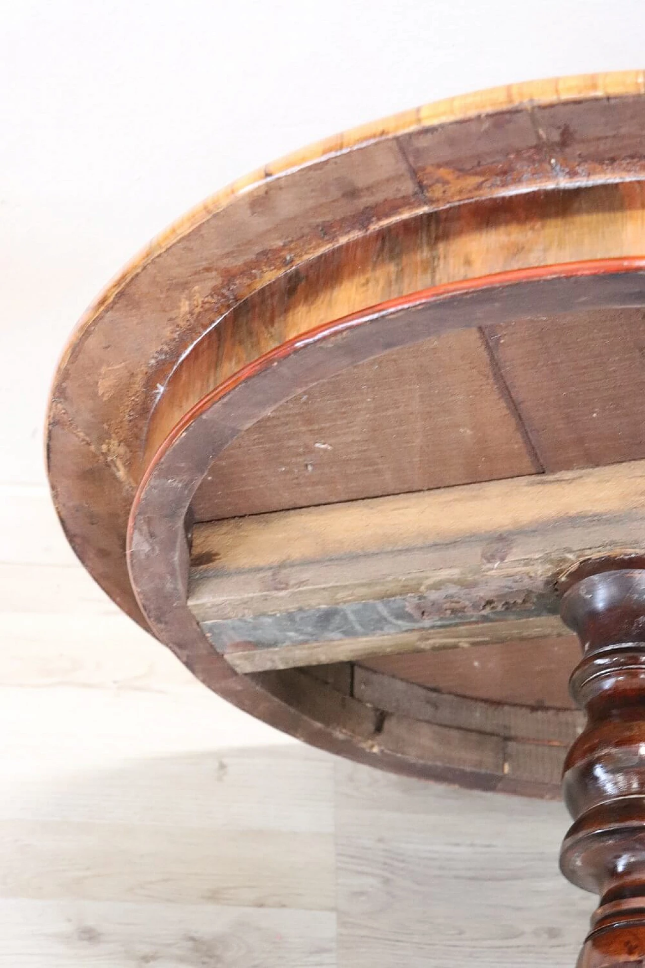 Finely inlaid walnut coffee table, 19th century 6