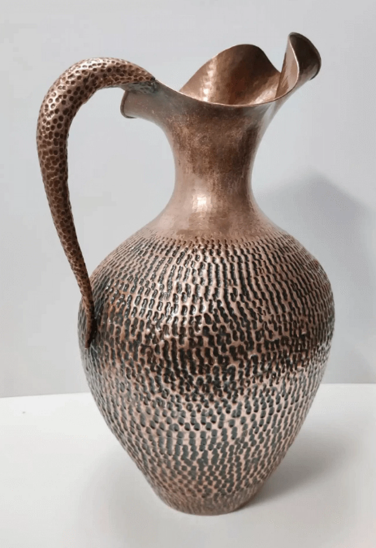 Brocca in rame sbalzato di Egidio Casagrande, anni '50 11