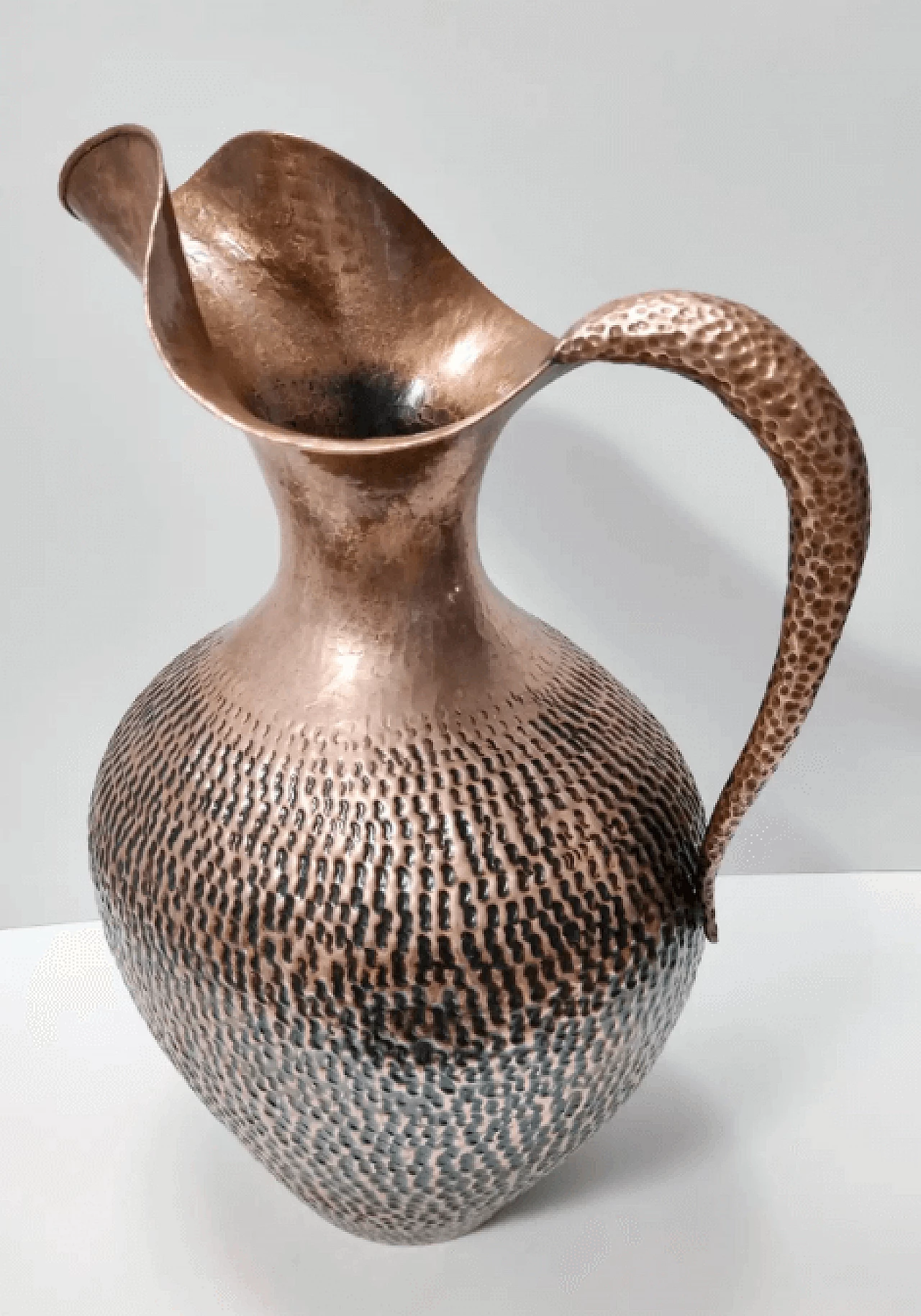 Brocca in rame sbalzato di Egidio Casagrande, anni '50 15