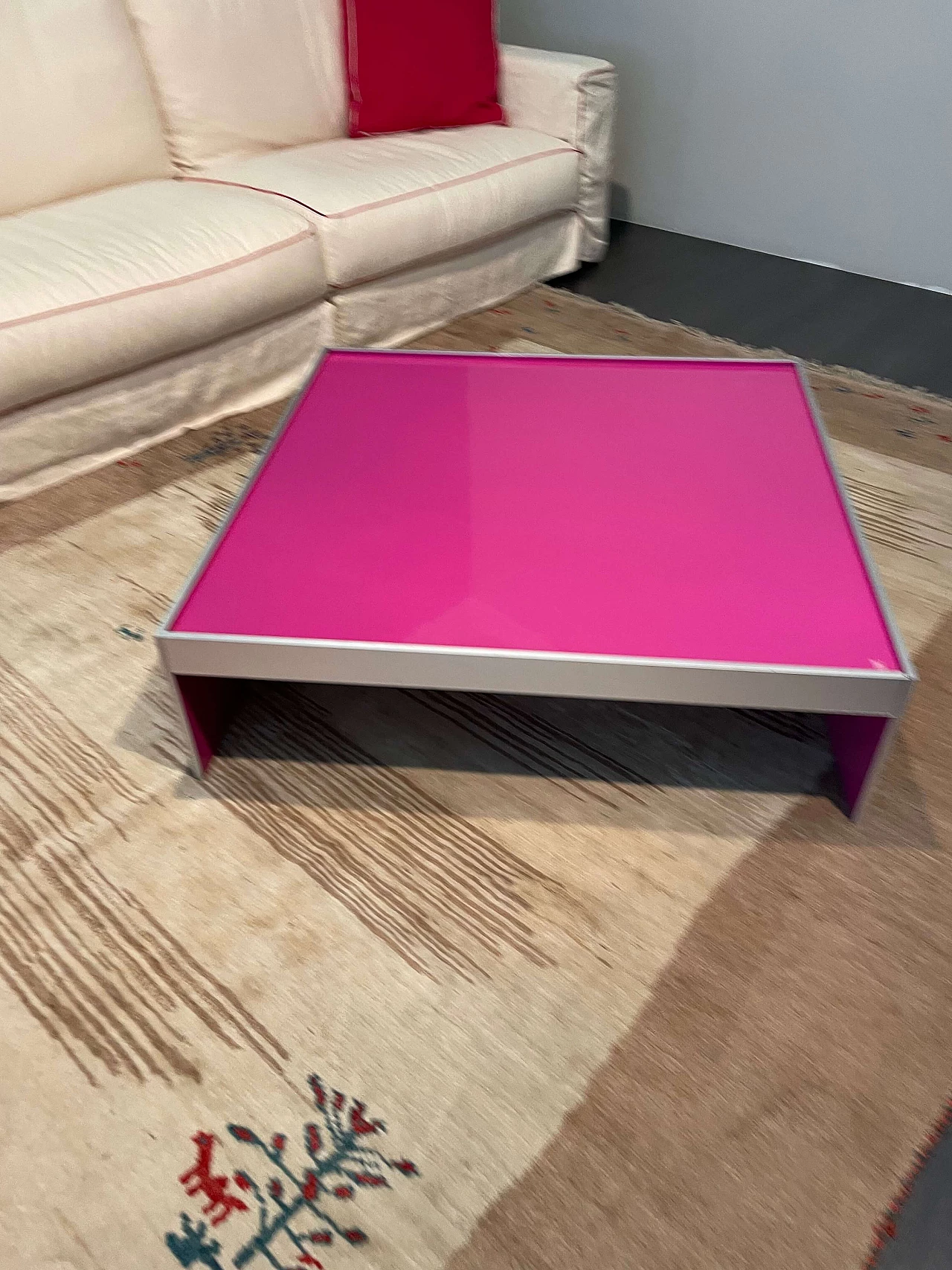 Springfield coffee table by Moroso in aluminium and fuchsia glass 2