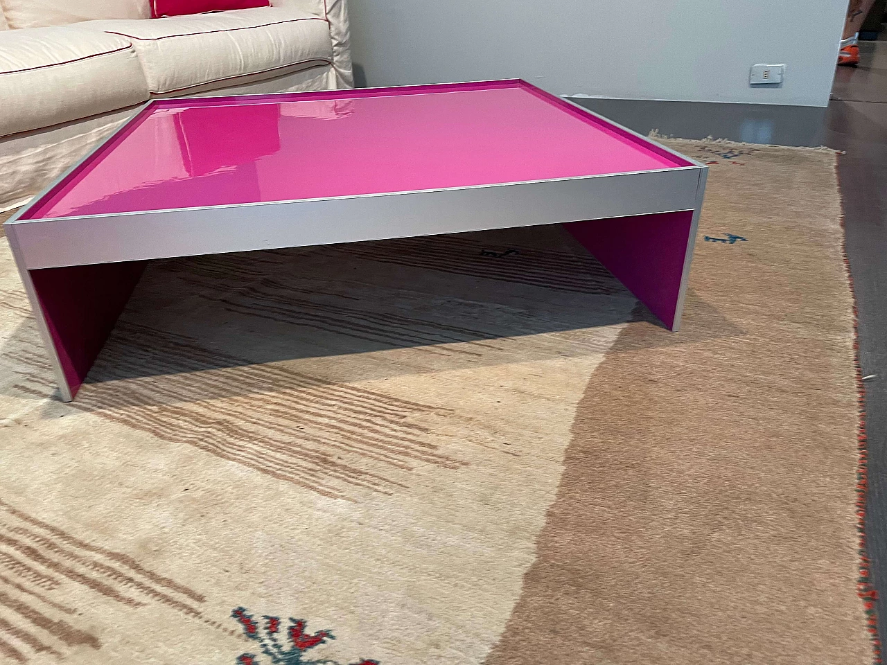 Springfield coffee table by Moroso in aluminium and fuchsia glass 3