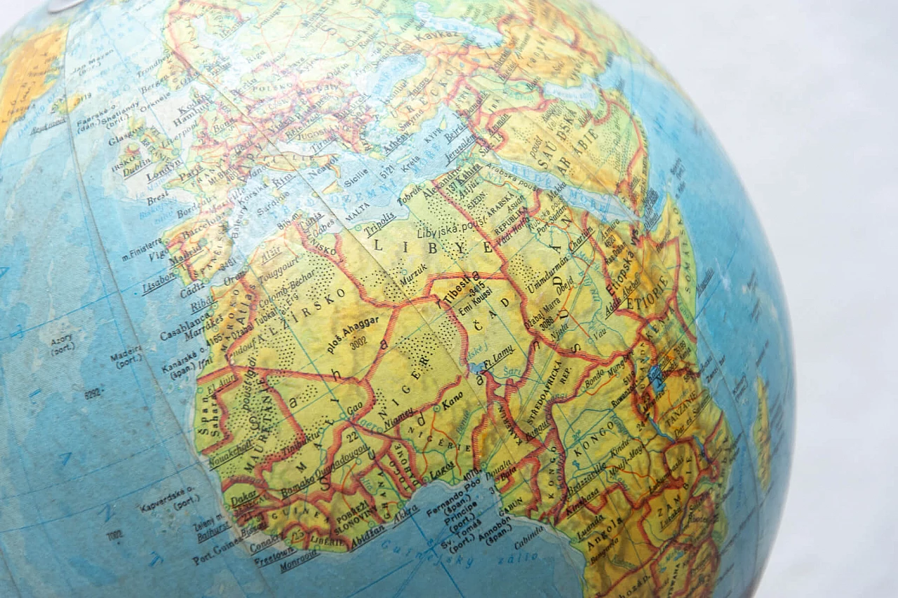 Globo terrestre in plastica e legno, anni '70 7