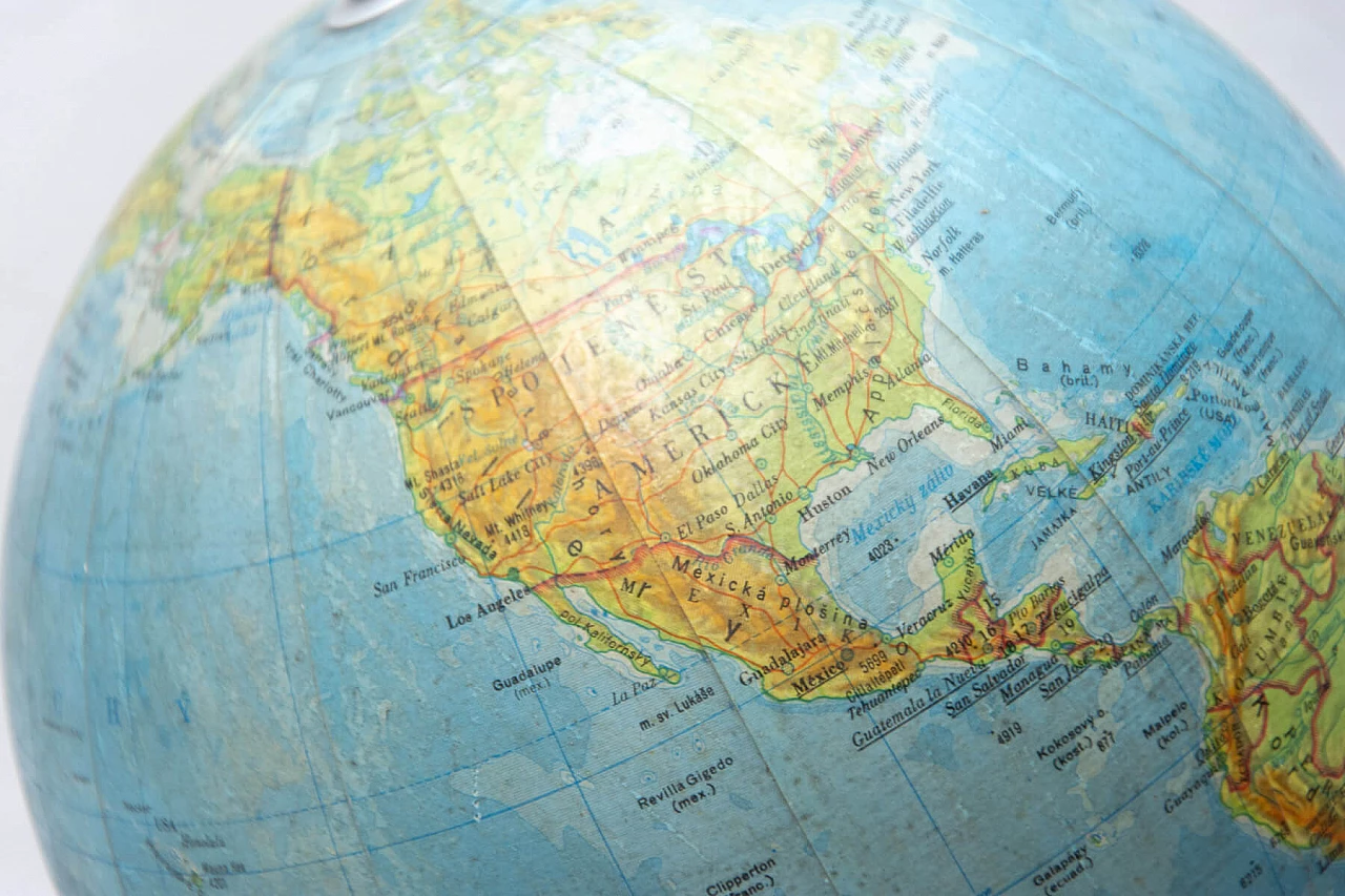 Globo terrestre in plastica e legno, anni '70 8