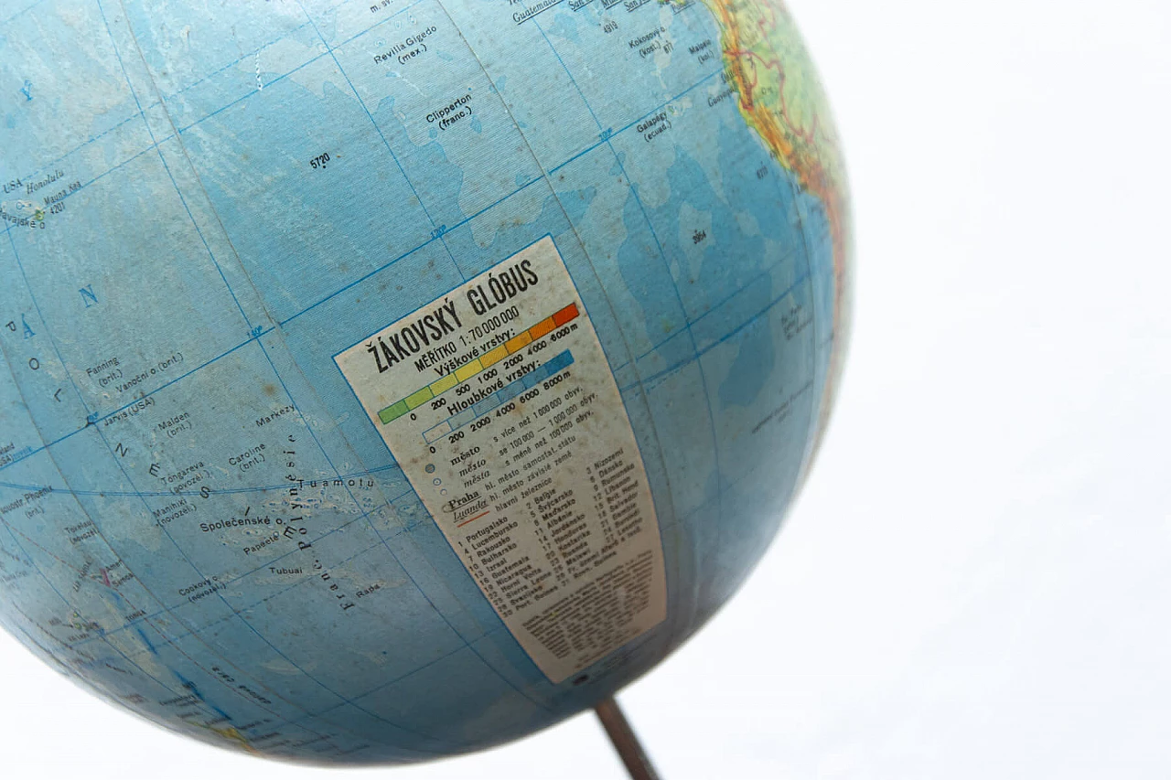 Globo terrestre in plastica e legno, anni '70 9