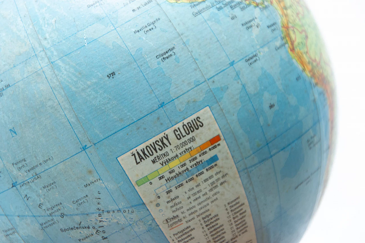 Globo terrestre in plastica e legno, anni '70 10