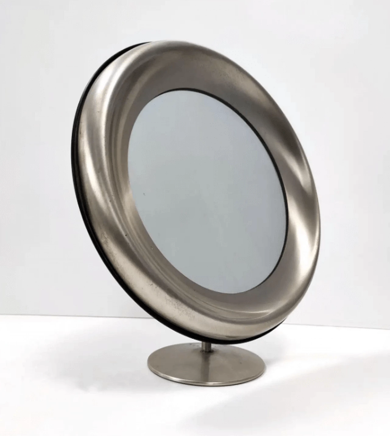 Round dressing table mirror in anodized brass, 1970s 5
