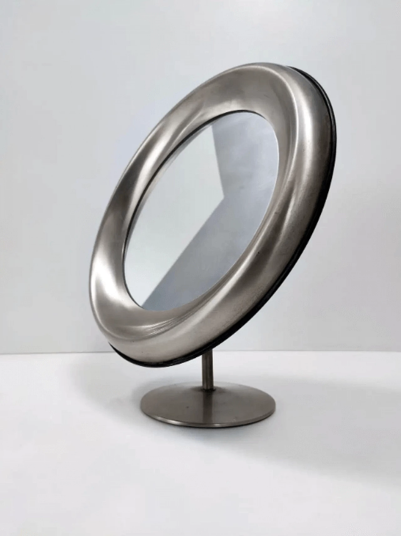Round dressing table mirror in anodized brass, 1970s 12
