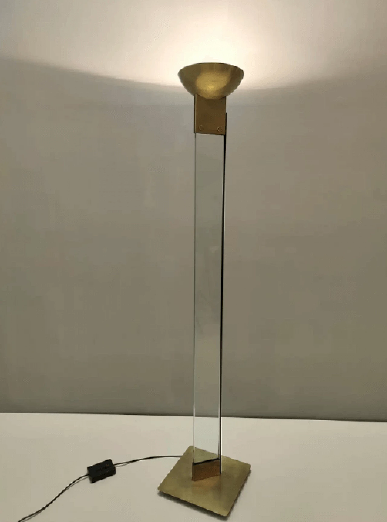 Floor lamp made of glass, brass and painted metal, 1980s 3